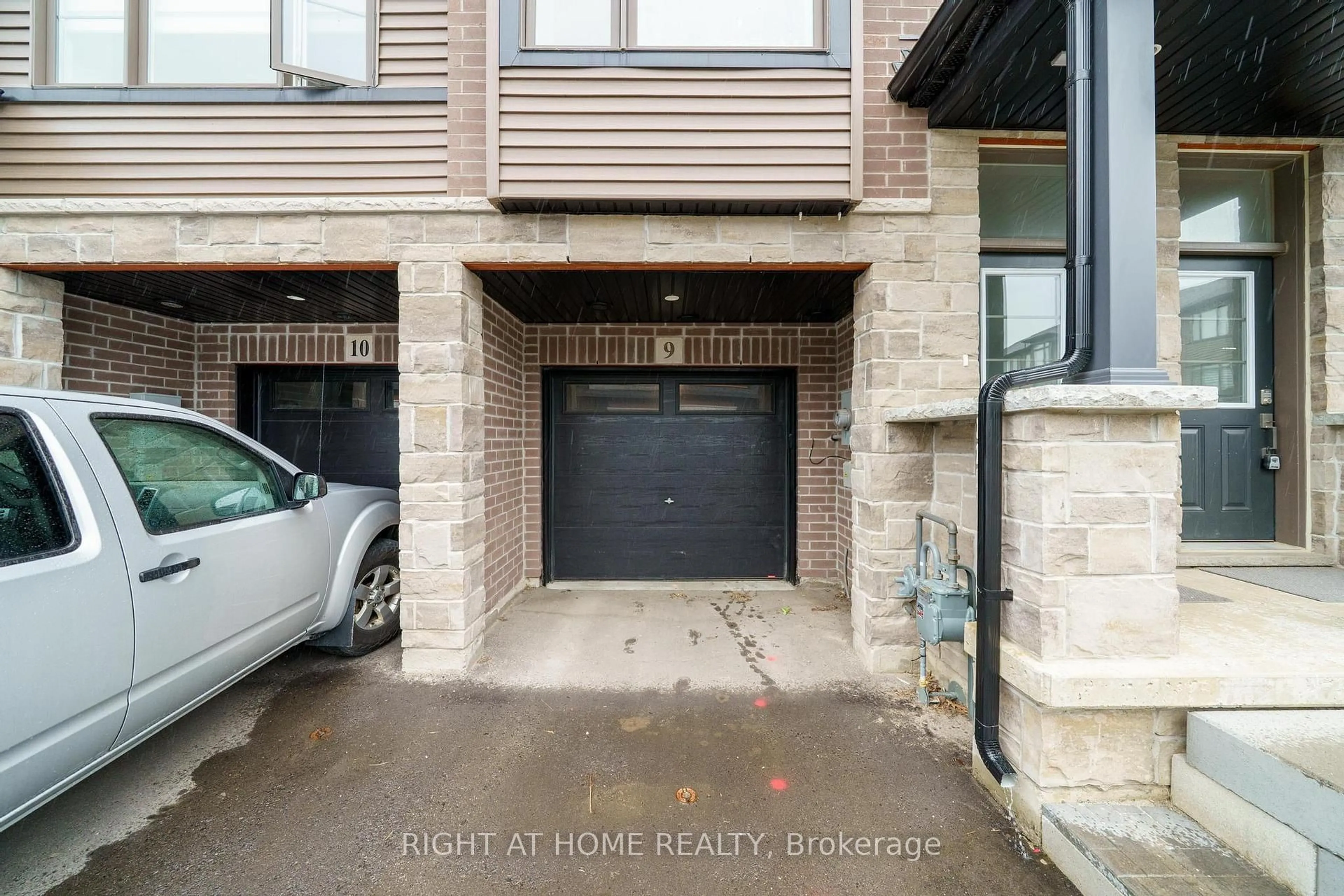 Indoor entryway for 120 Court Dr #9, Brant Ontario N3L 0N2