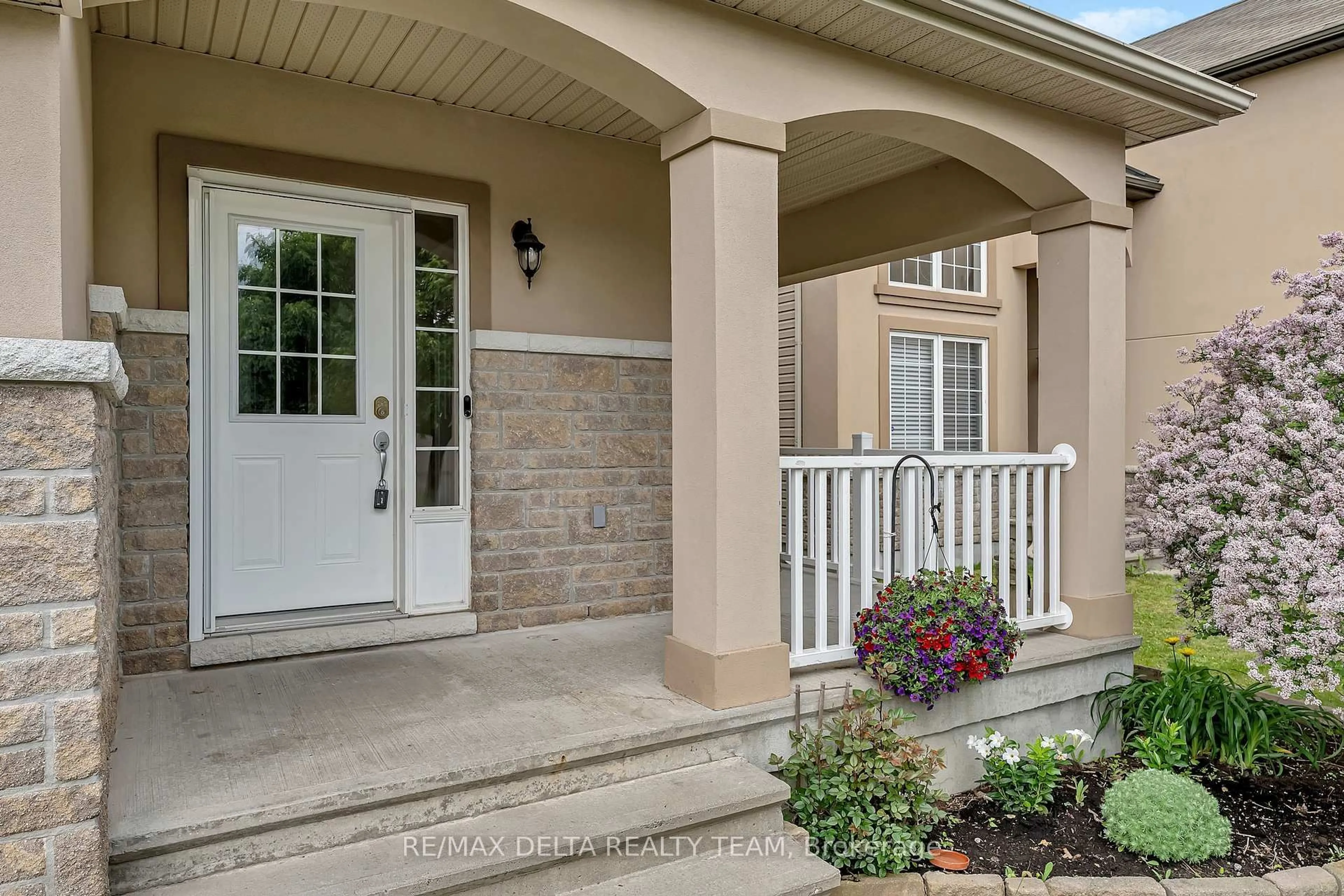 Indoor entryway for 1885 Montmere Ave, Ottawa Ontario K4A 0E7