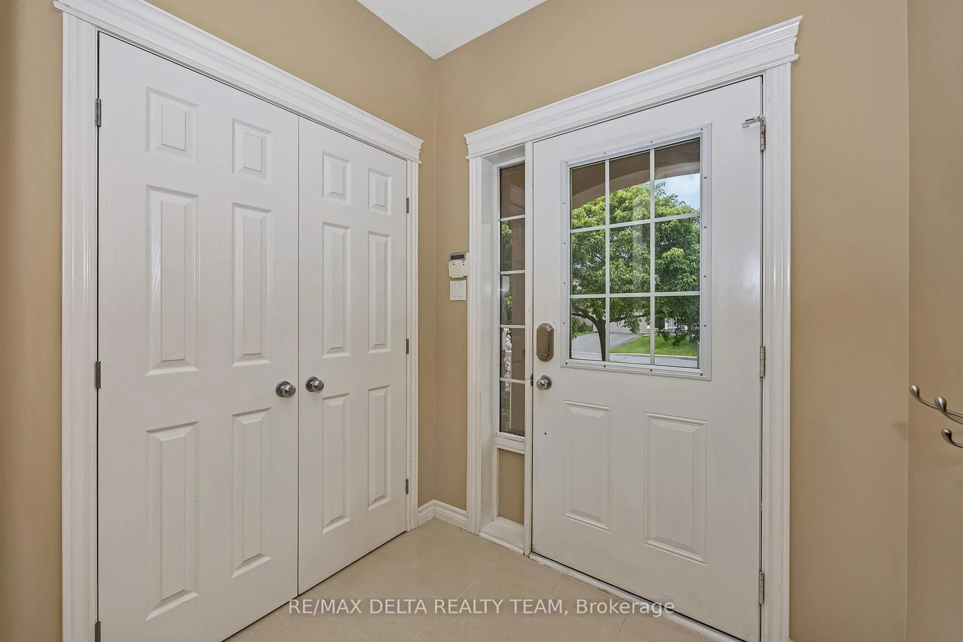 Indoor entryway for 1885 Montmere Ave, Ottawa Ontario K4A 0E7