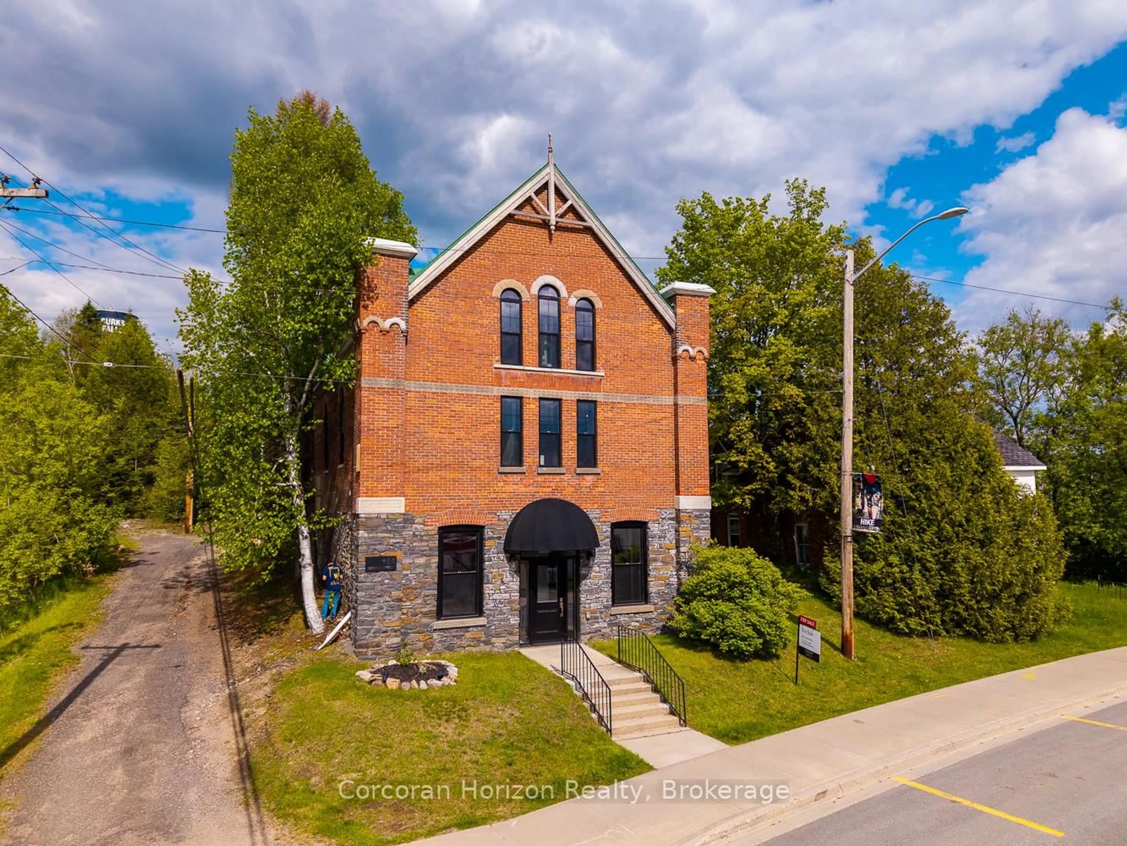 A pic from outside/outdoor area/front of a property/back of a property/a pic from drone, building for 164 Ontario St, Burk's Falls Ontario P0A 1C0