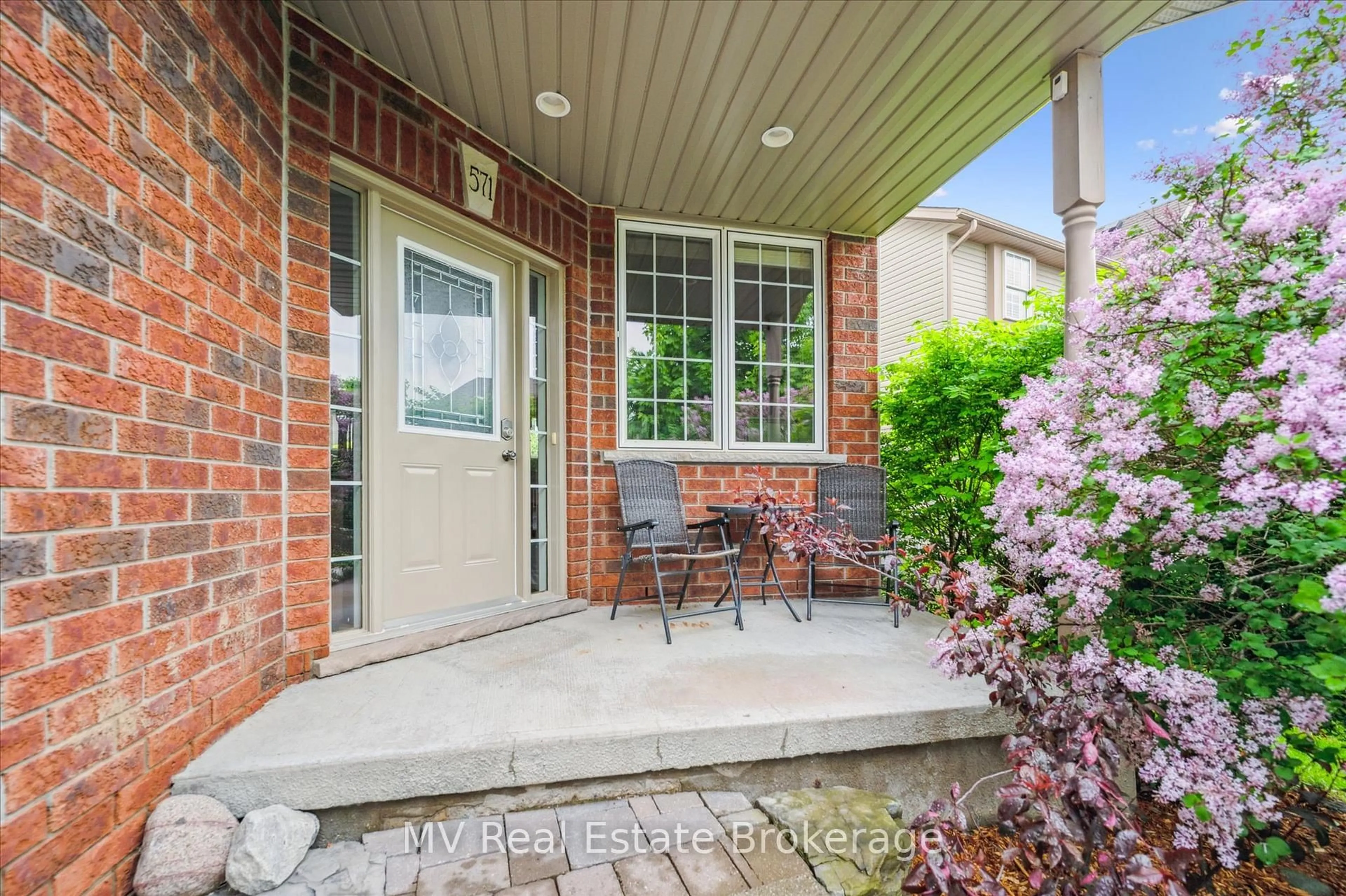 Indoor entryway for 571 Black St, Centre Wellington Ontario N1M 0A3