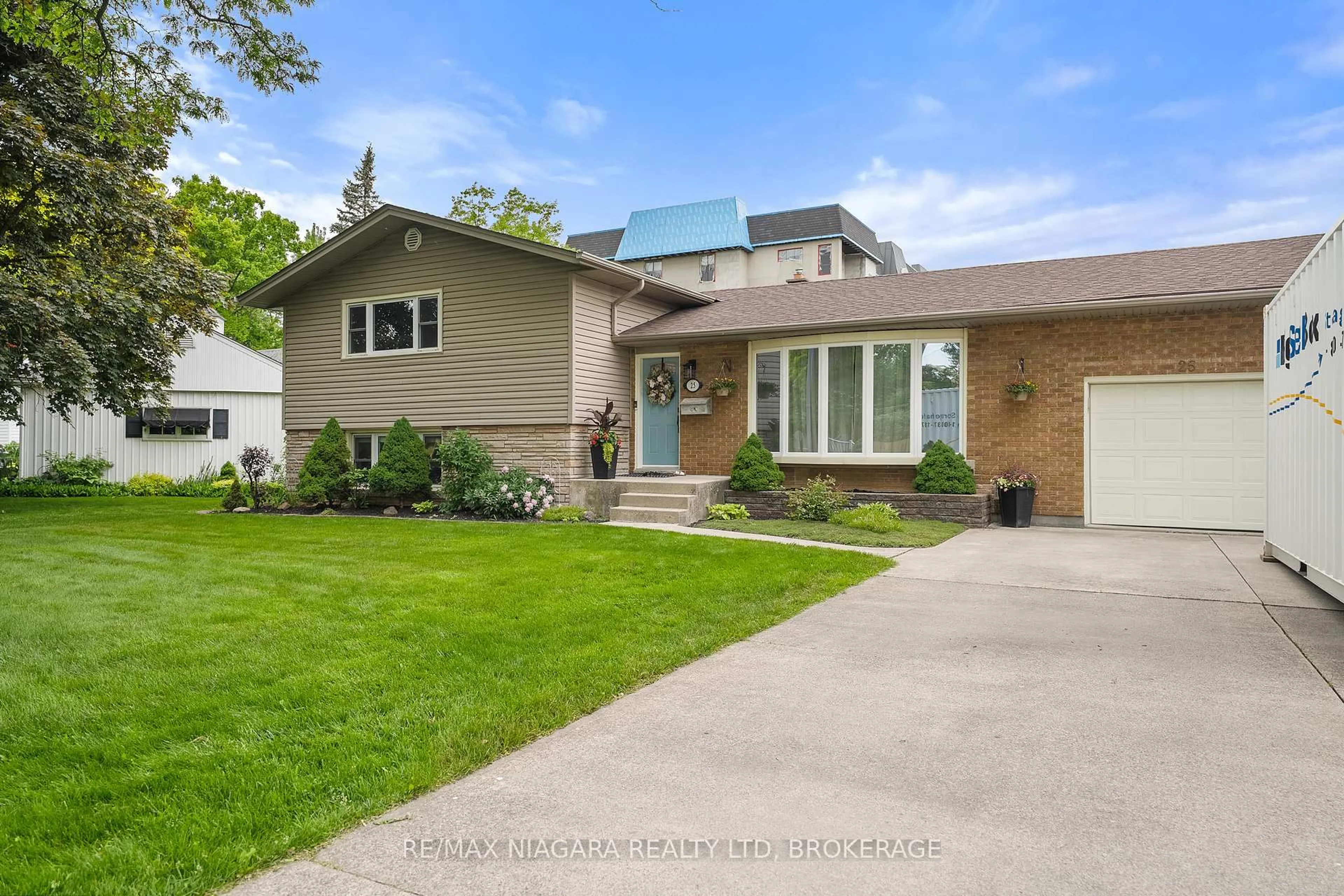 Home with brick exterior material, street for 25 Oakmount Dr, St. Catharines Ontario L2T 2G6