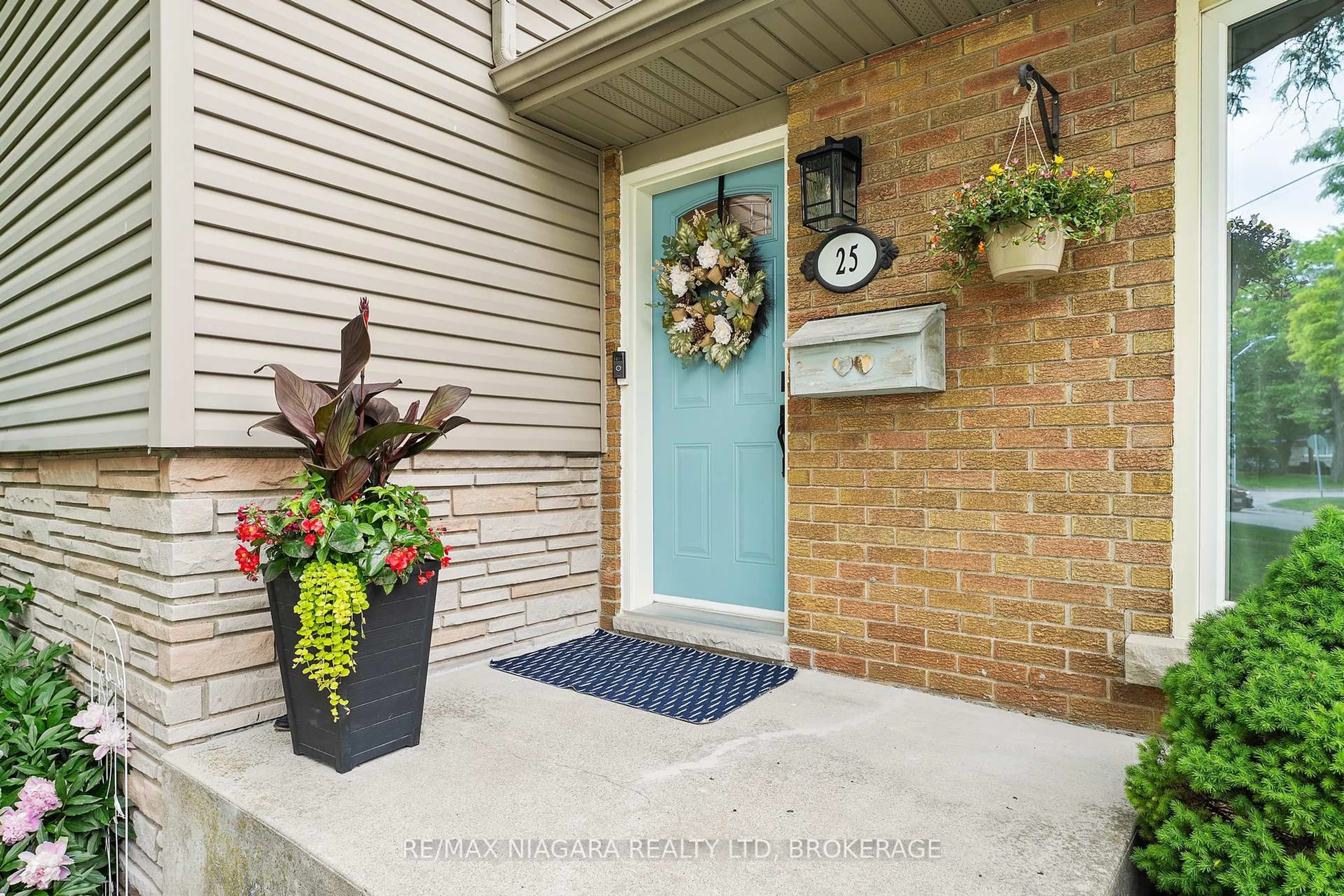Indoor entryway for 25 Oakmount Dr, St. Catharines Ontario L2T 2G6
