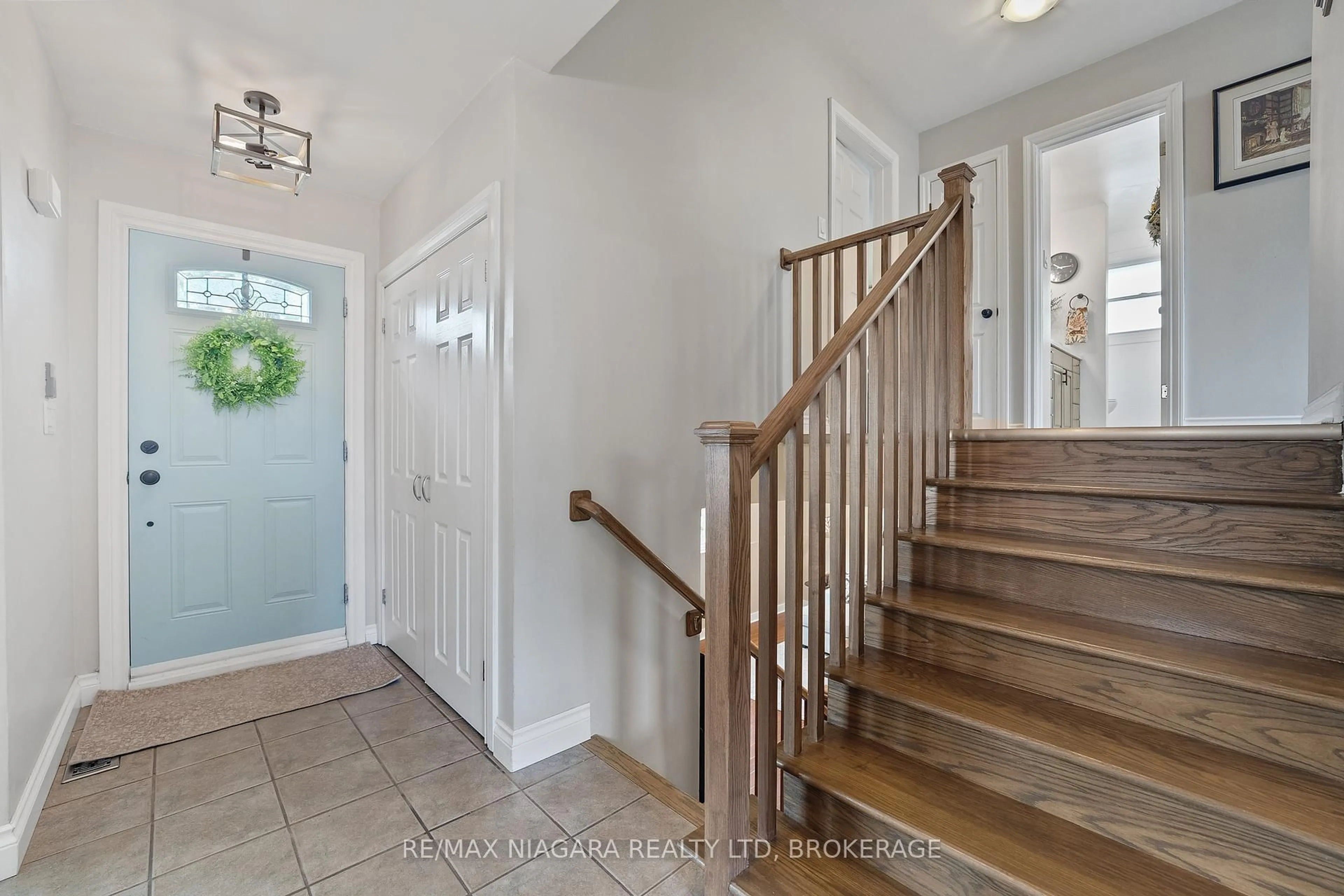 Indoor entryway for 25 Oakmount Dr, St. Catharines Ontario L2T 2G6