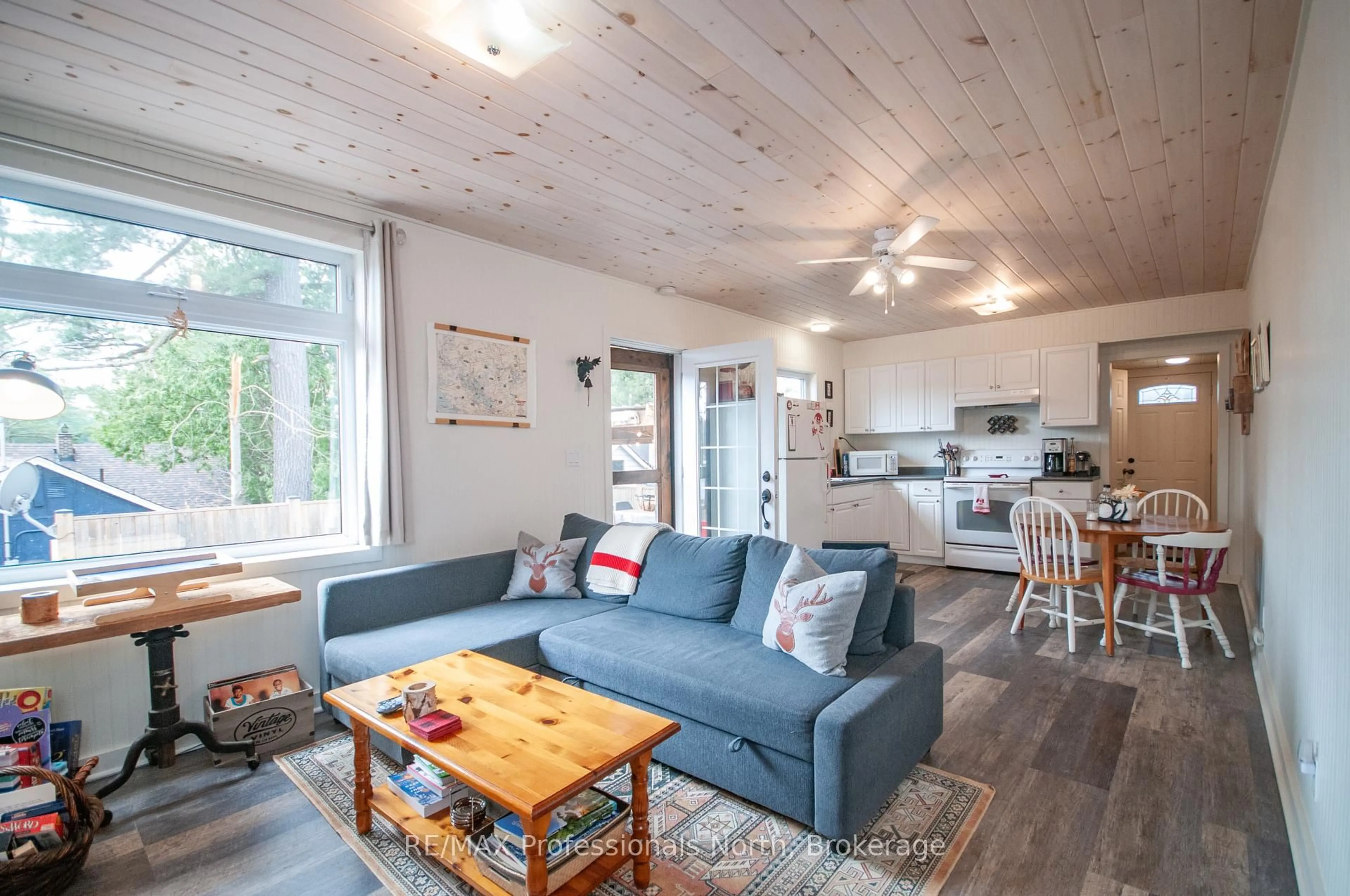 Living room with furniture, wood/laminate floor for 1011 PORTAGE St #2, Muskoka Lakes Ontario P0C 1A0