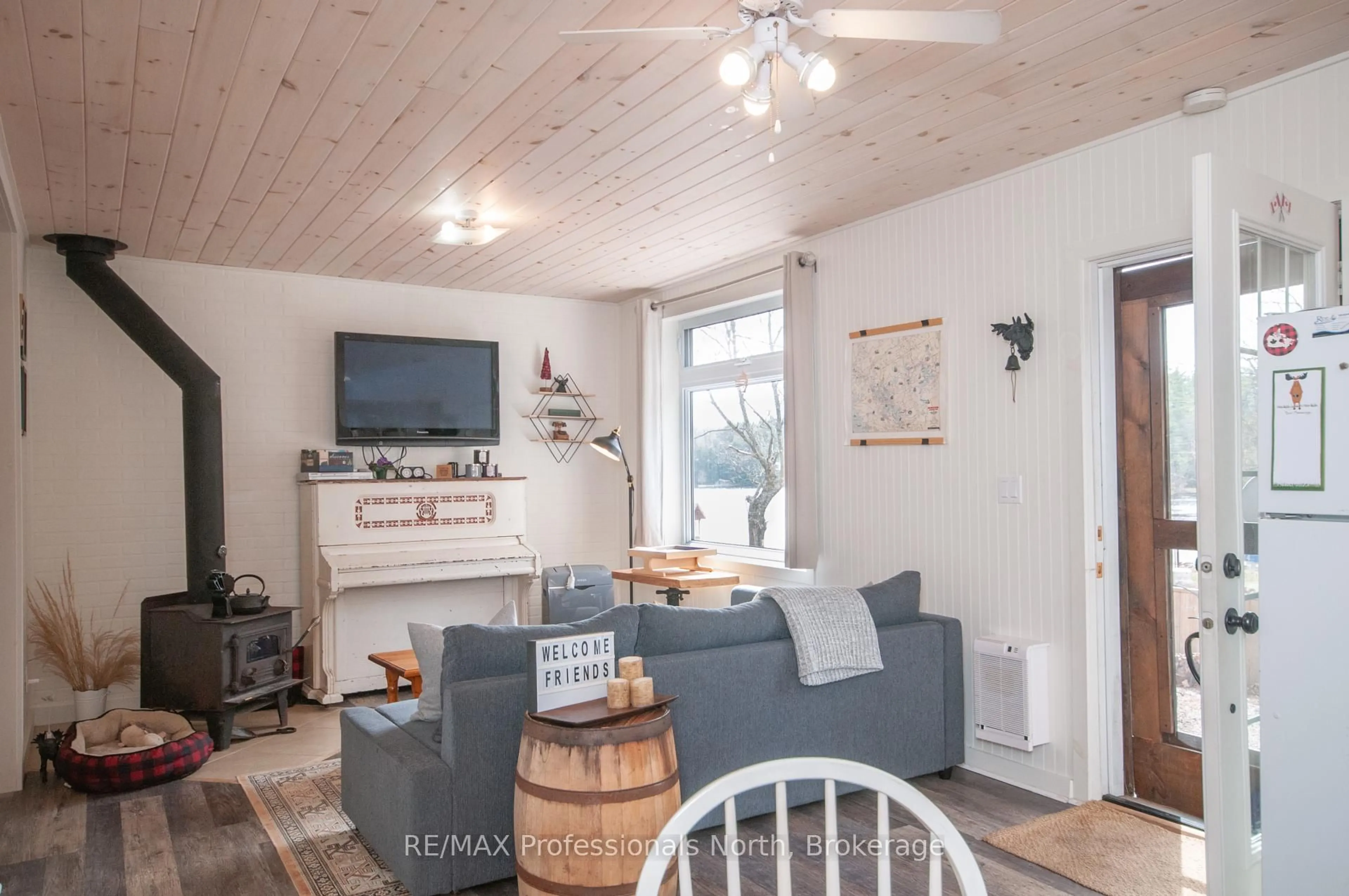 Living room with furniture, wood/laminate floor for 1011 PORTAGE St #2, Muskoka Lakes Ontario P0C 1A0