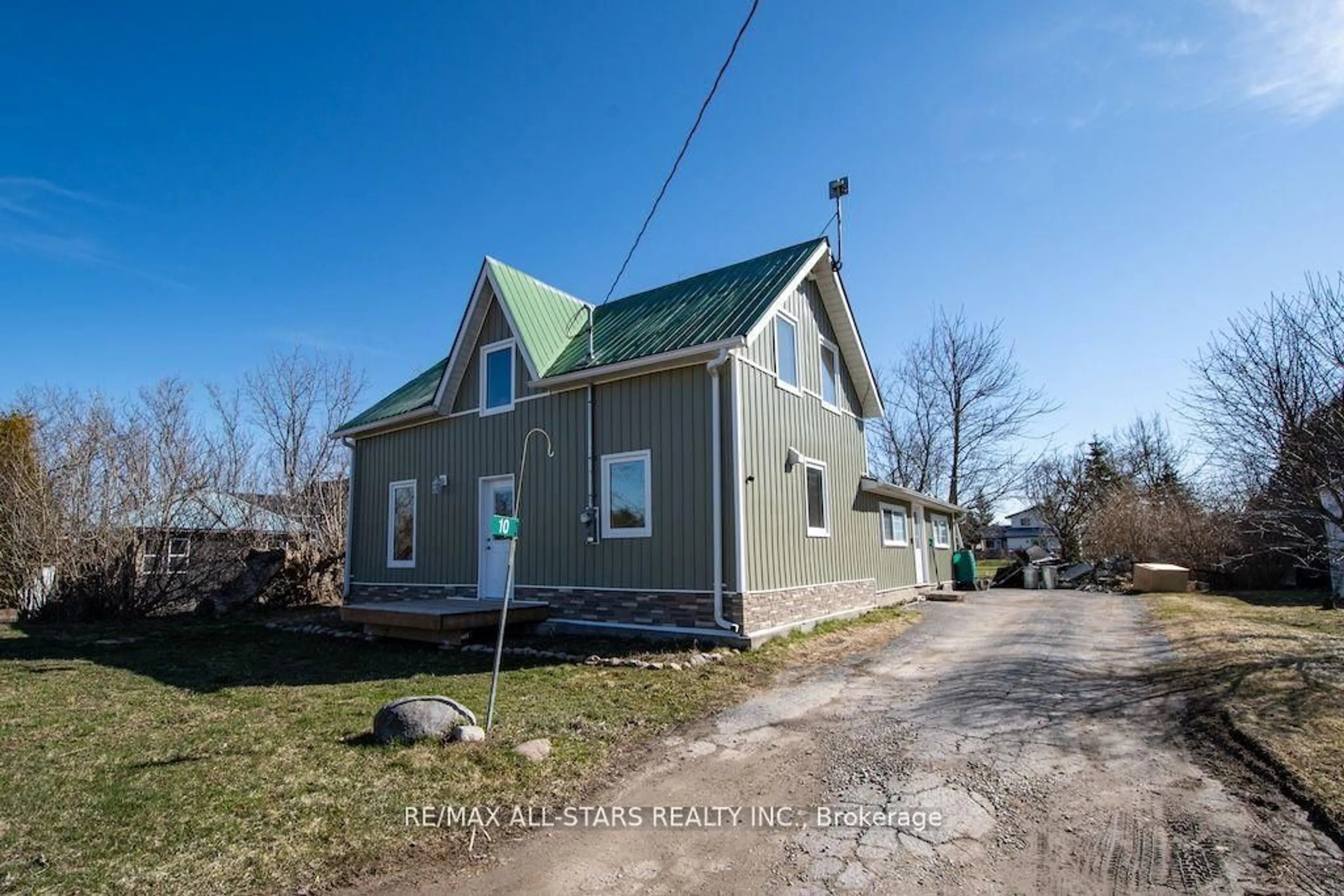 A pic from outside/outdoor area/front of a property/back of a property/a pic from drone, street for 10 North St, Kawartha Lakes Ontario K0M 1E0
