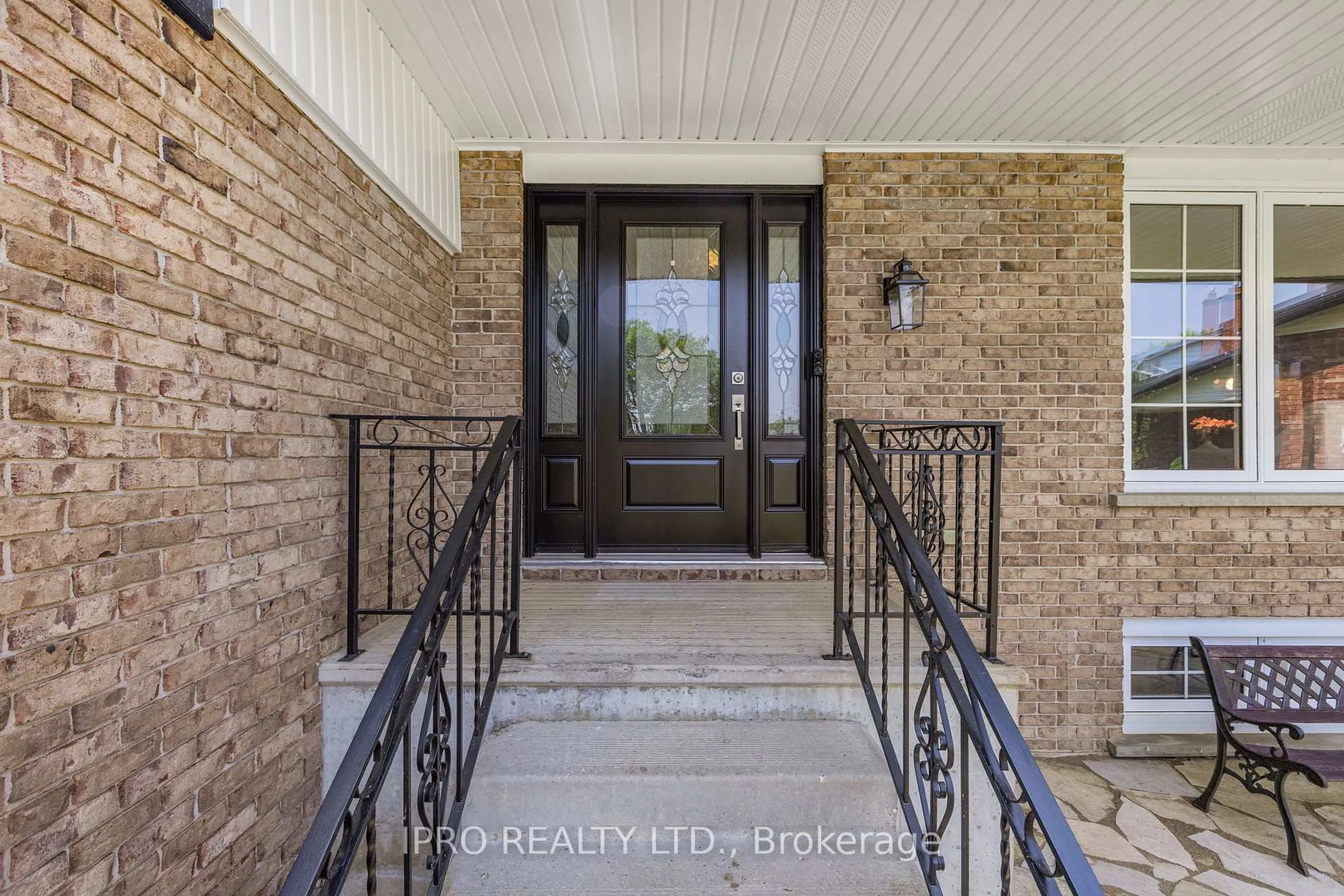 Indoor entryway for 6 Roselawn Crt, Norfolk Ontario N0A 1N4