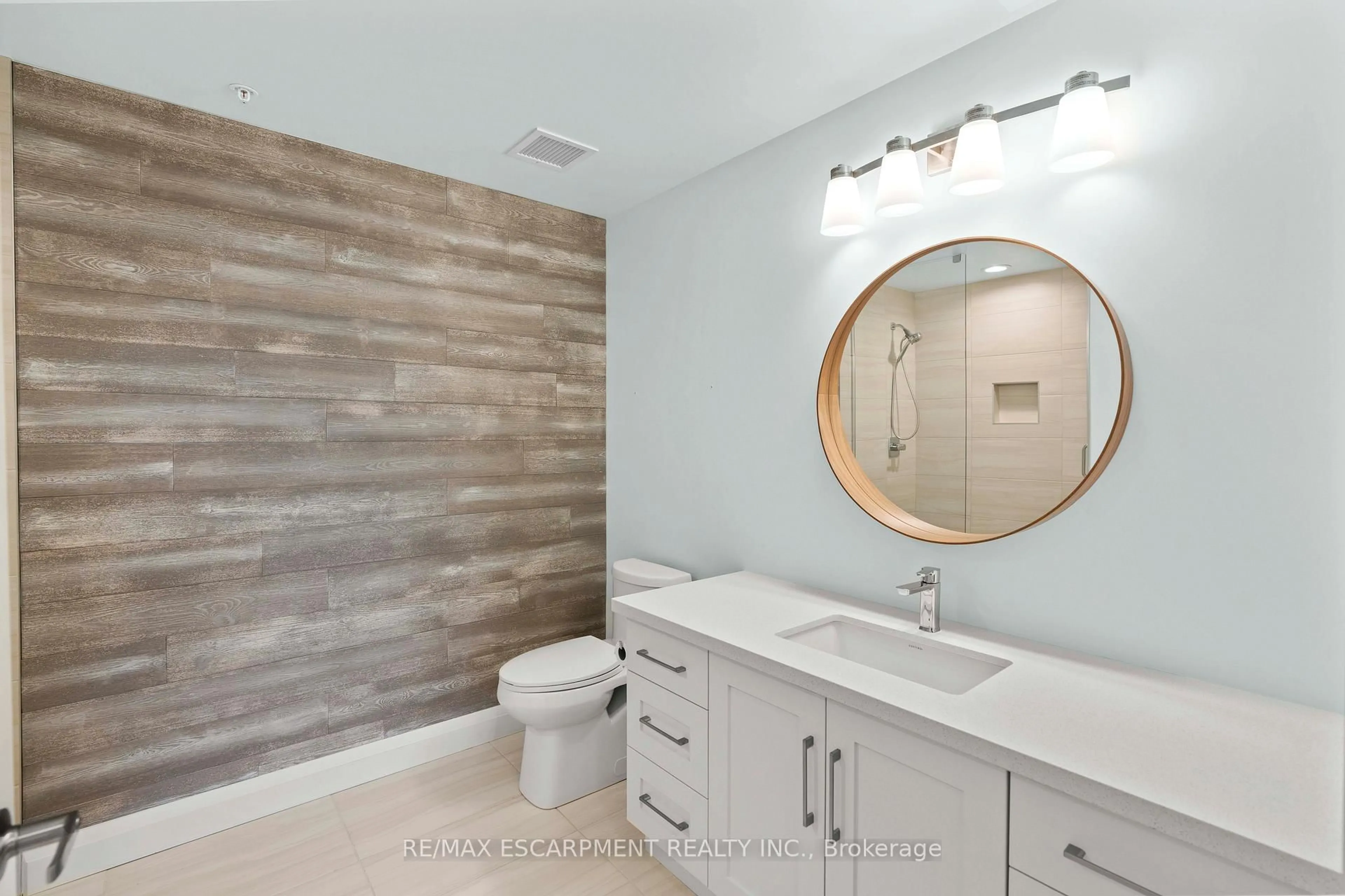 Contemporary bathroom, ceramic/tile floor for 30 Hamilton St #703, Hamilton Ontario L8B 1V8