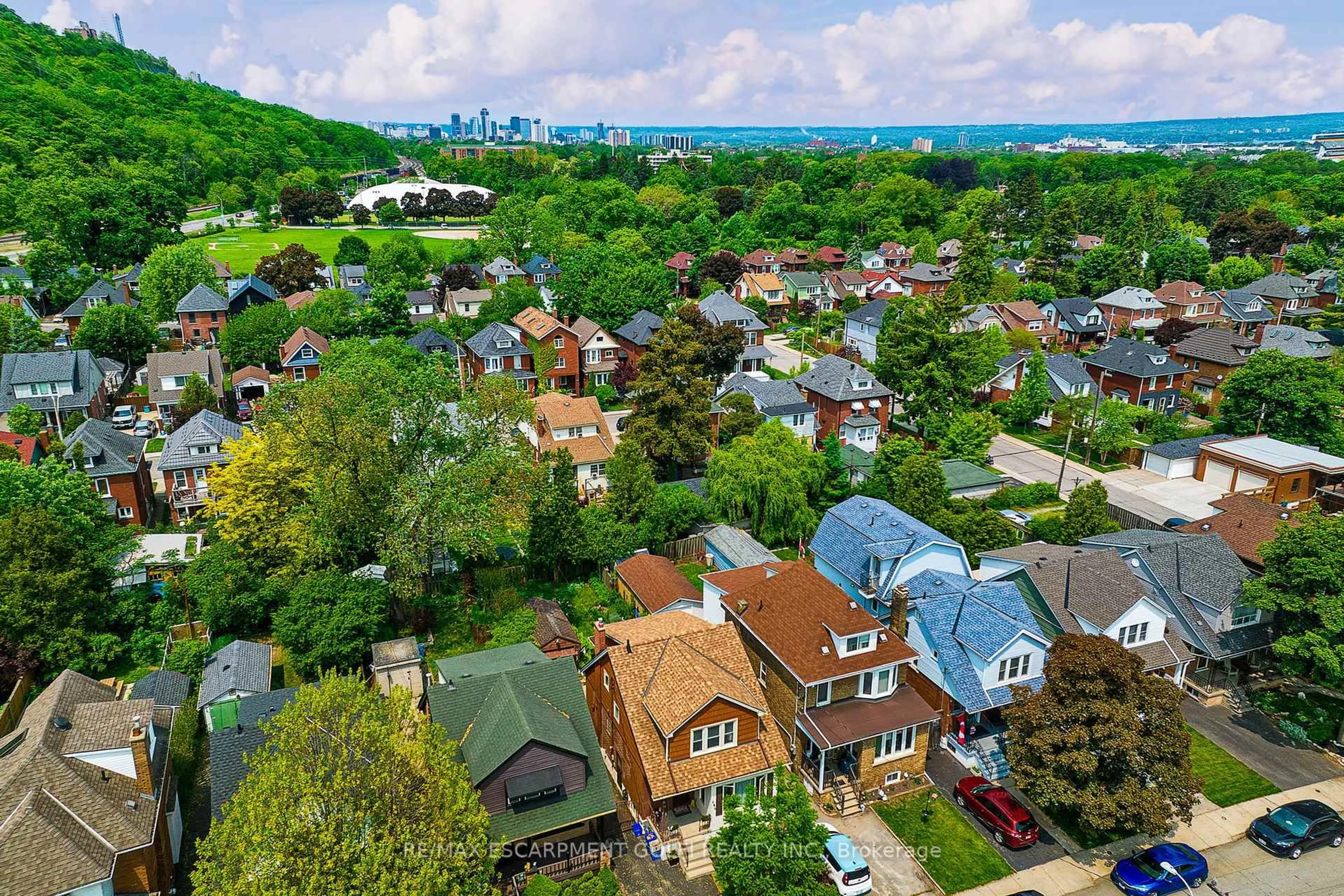 A pic from outside/outdoor area/front of a property/back of a property/a pic from drone, city buildings view from balcony for 184 Rosslyn Ave, Hamilton Ontario L8M 3J5