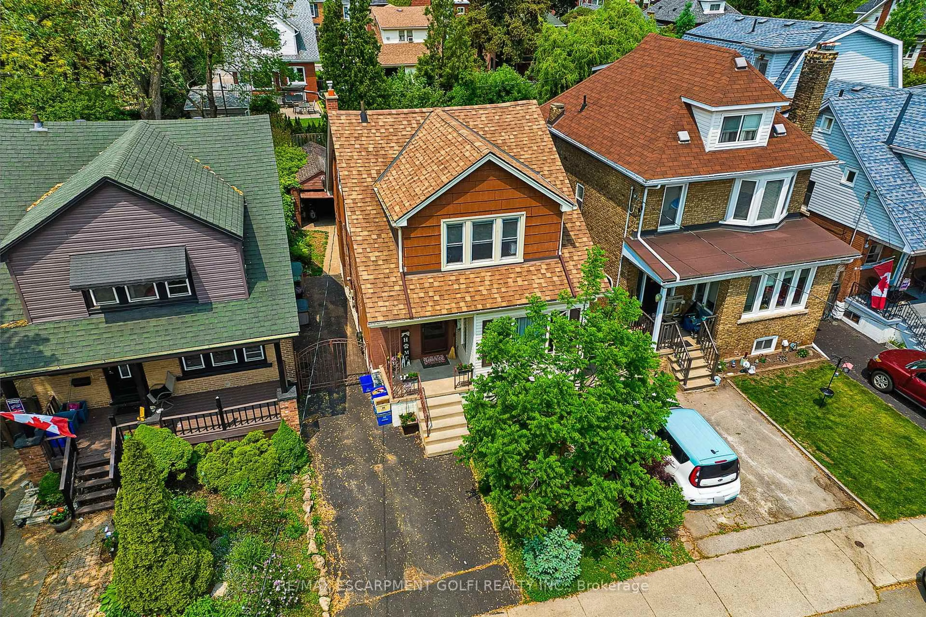 A pic from outside/outdoor area/front of a property/back of a property/a pic from drone, street for 184 Rosslyn Ave, Hamilton Ontario L8M 3J5