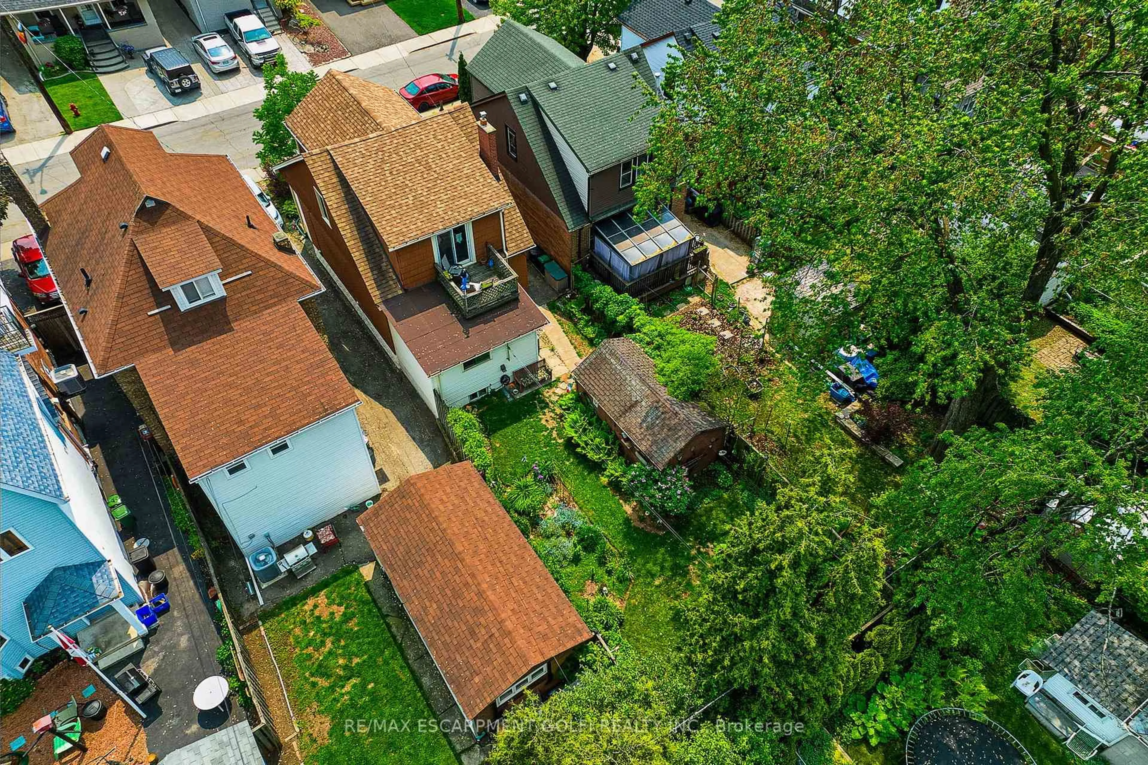 A pic from outside/outdoor area/front of a property/back of a property/a pic from drone, city buildings view from balcony for 184 Rosslyn Ave, Hamilton Ontario L8M 3J5