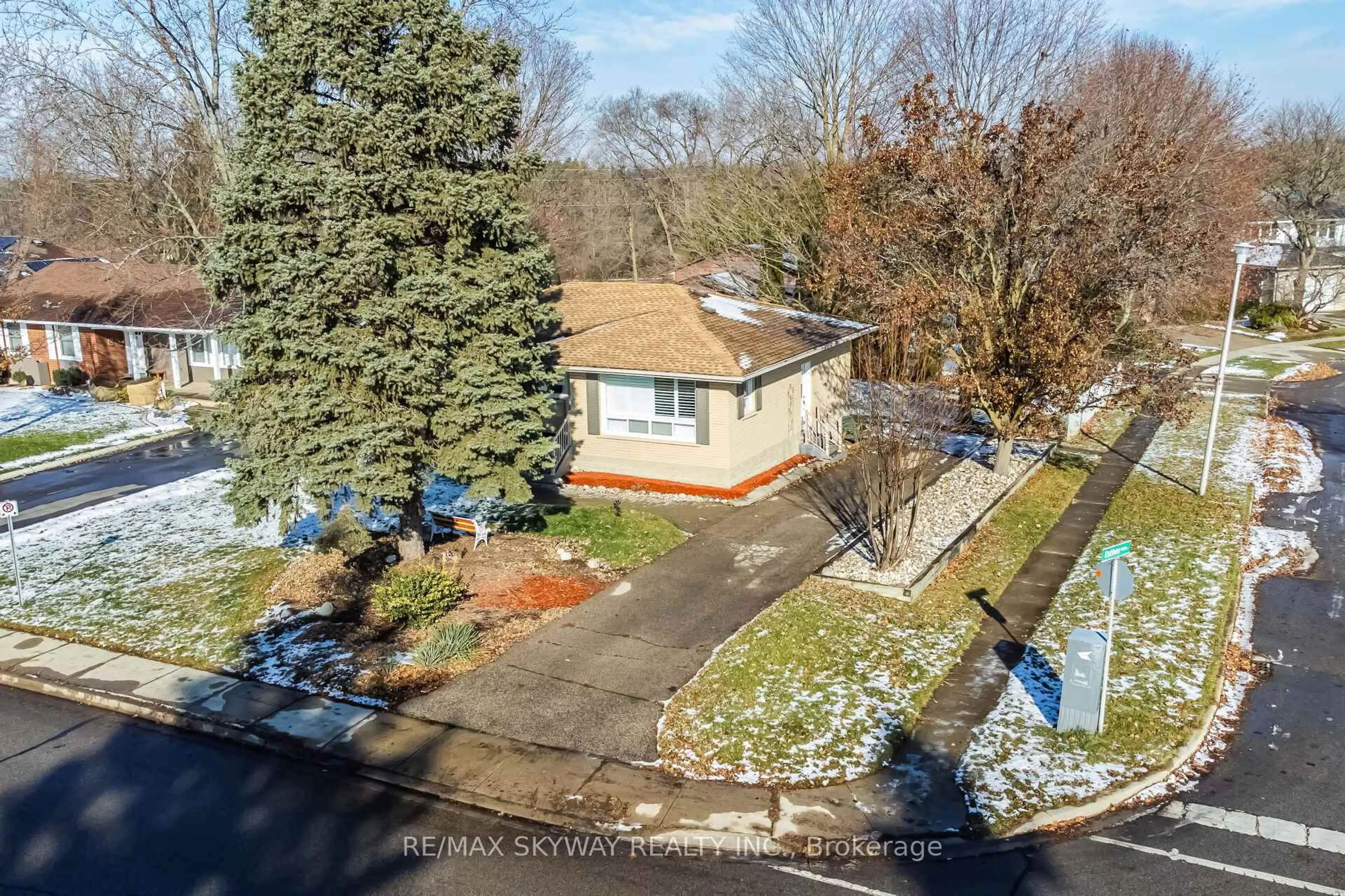 A pic from outside/outdoor area/front of a property/back of a property/a pic from drone, street for 368 Blair Rd, Cambridge Ontario N1S 2K4