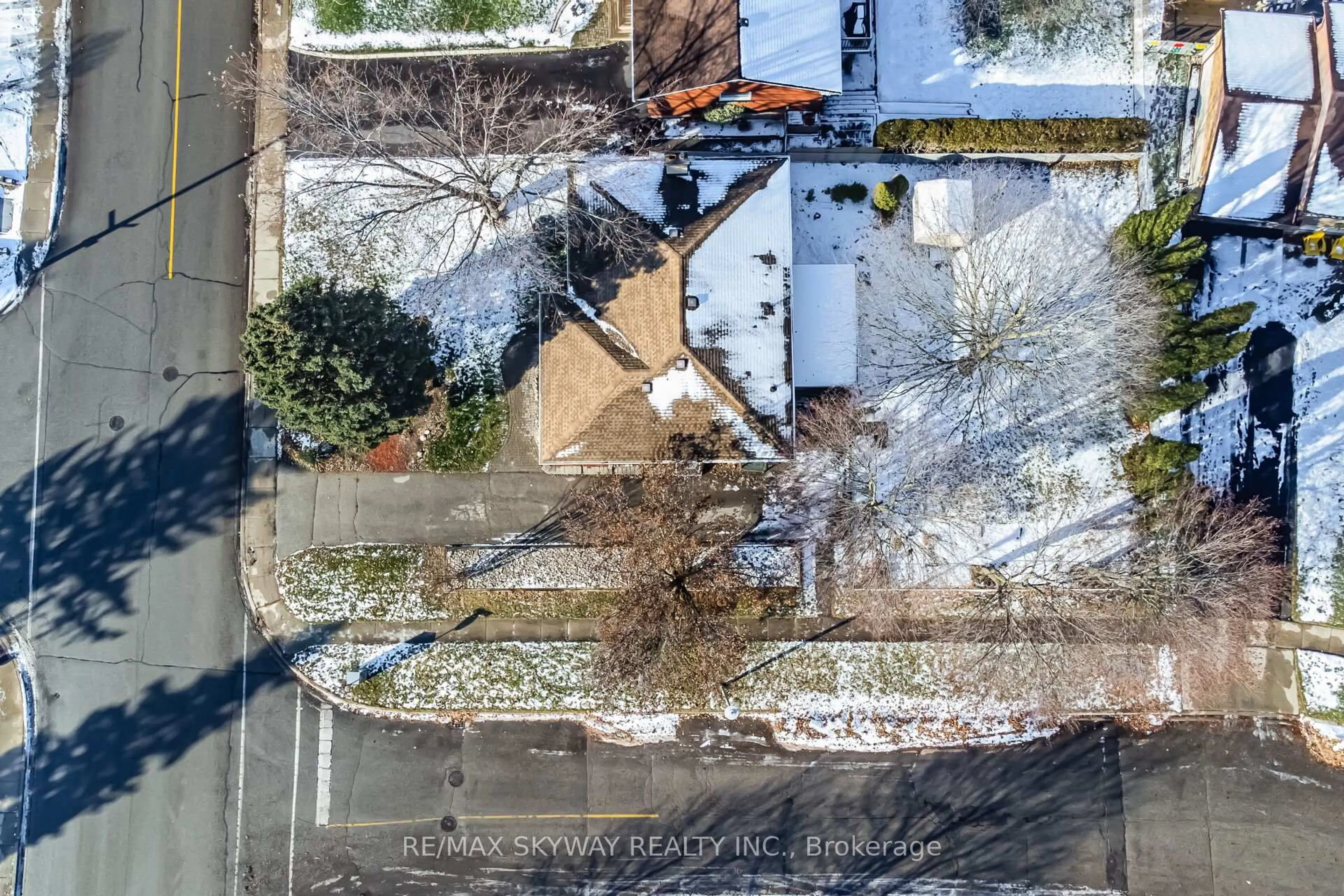 A pic from outside/outdoor area/front of a property/back of a property/a pic from drone, street for 368 Blair Rd, Cambridge Ontario N1S 2K4