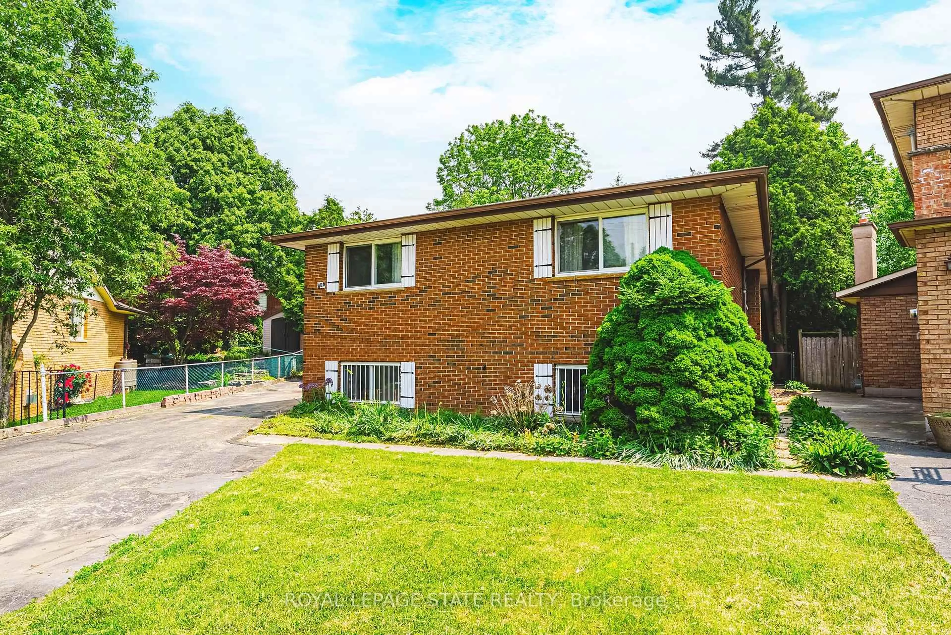 Home with brick exterior material, street for 117 Iona Ave, Hamilton Ontario L8S 2L8