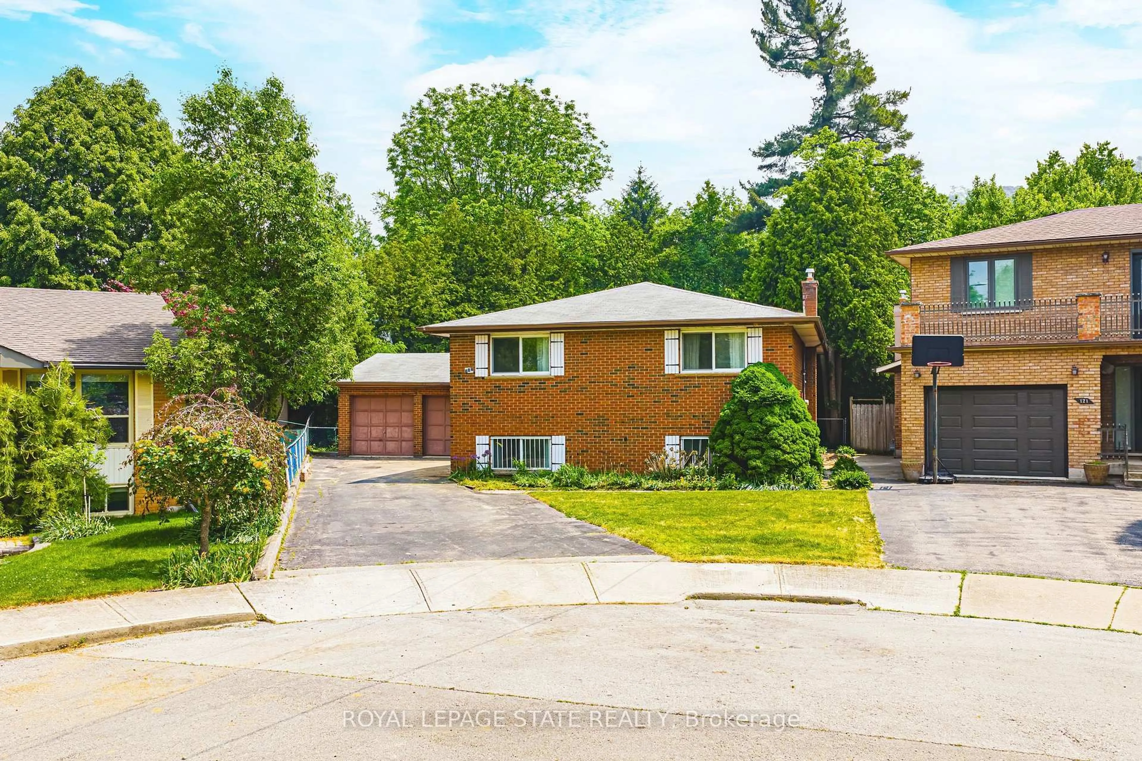 Home with brick exterior material, street for 117 Iona Ave, Hamilton Ontario L8S 2L8