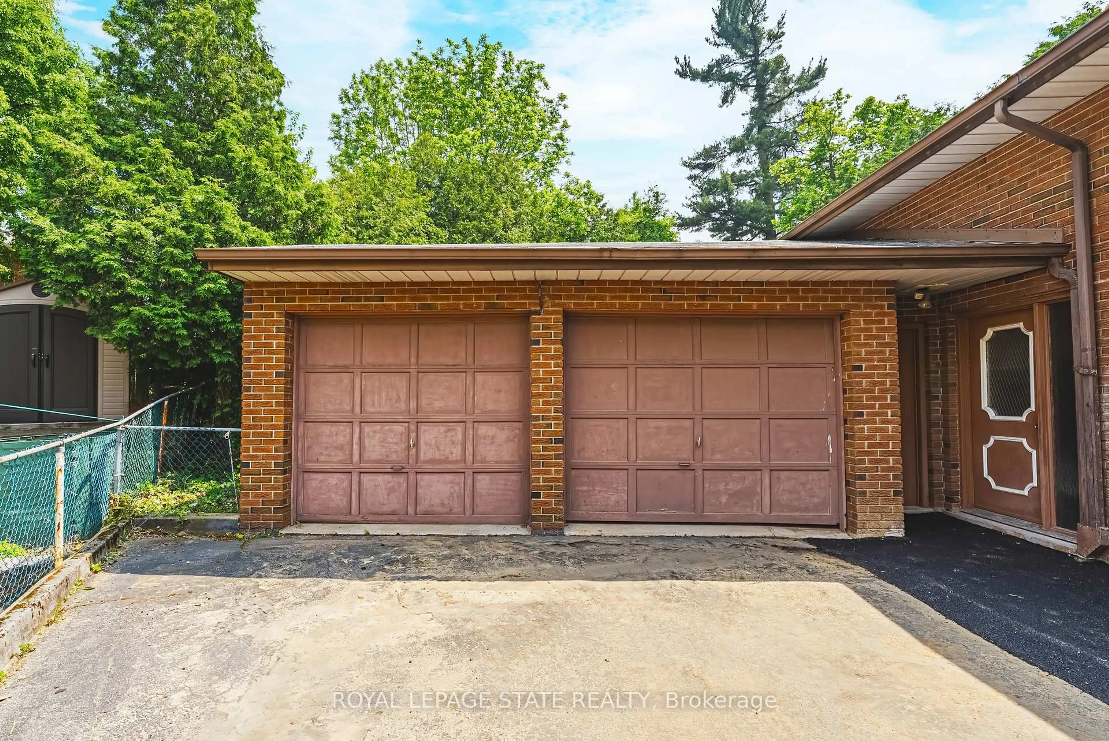 Indoor garage for 117 Iona Ave, Hamilton Ontario L8S 2L8