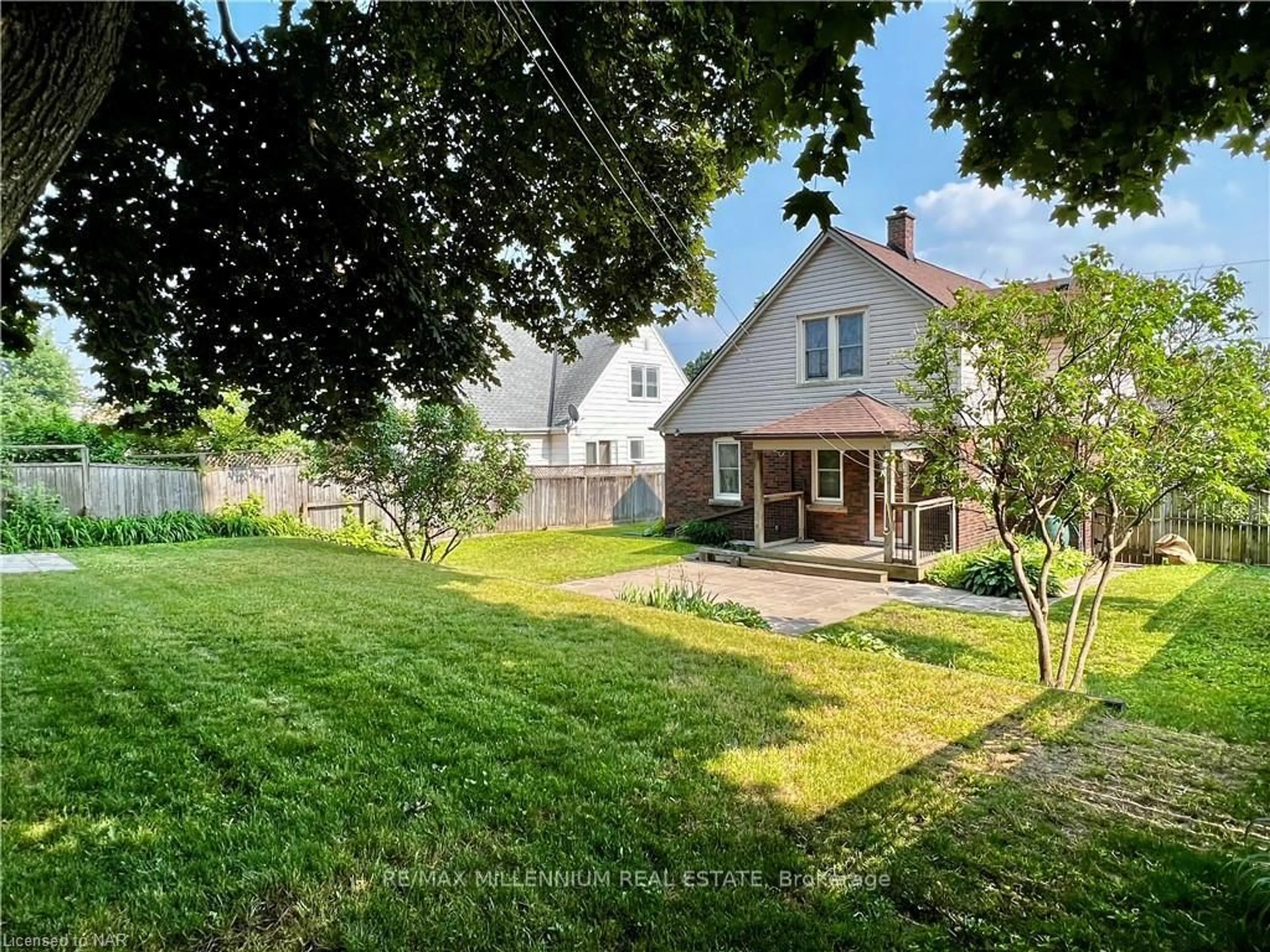 A pic from outside/outdoor area/front of a property/back of a property/a pic from drone, street for 6447 BARKER St, Niagara Falls Ontario L2G 1Y6