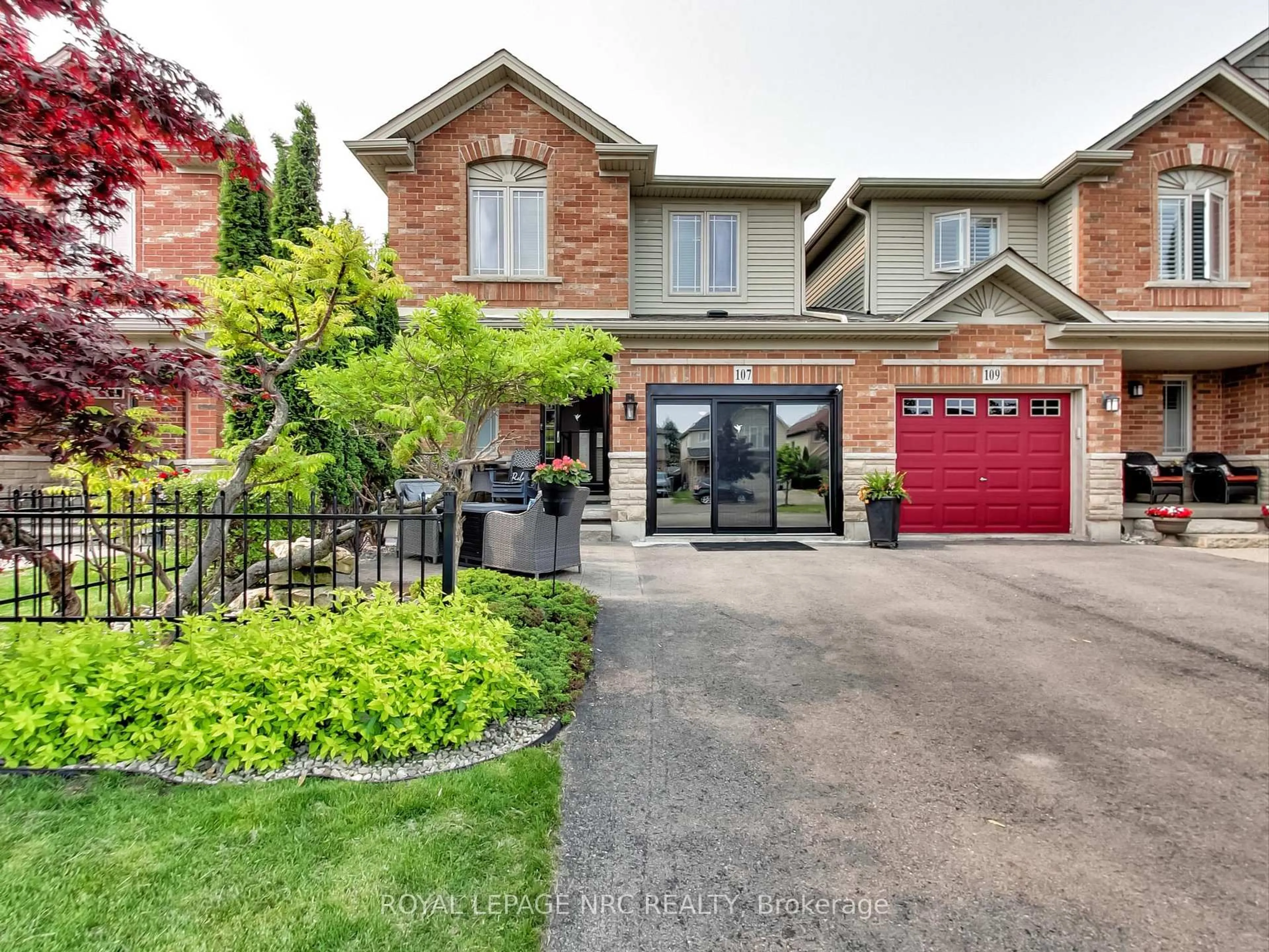 Home with brick exterior material, street for 107 Sumner Cres, Grimsby Ontario L3M 0B4