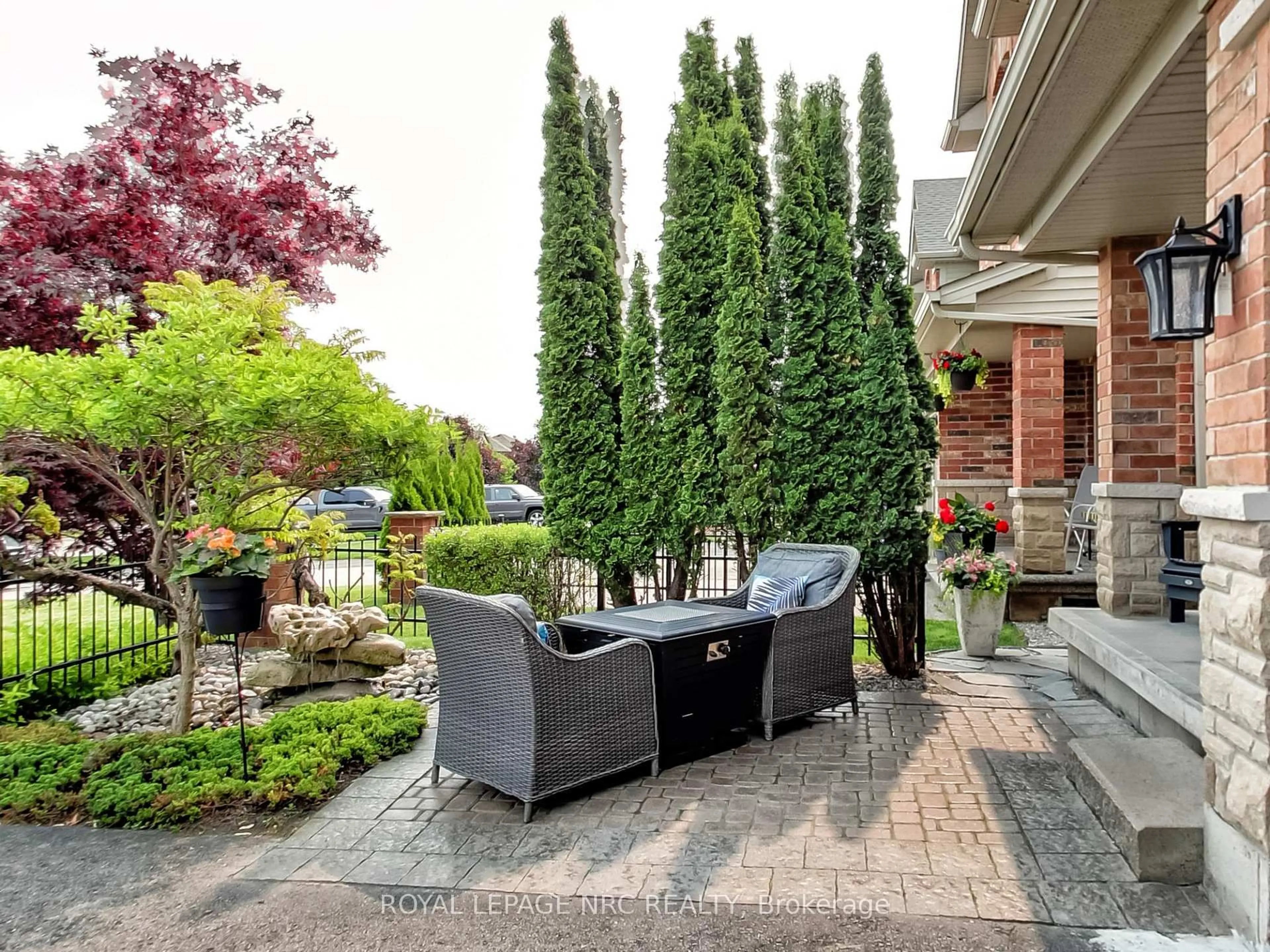 Patio, street for 107 Sumner Cres, Grimsby Ontario L3M 0B4
