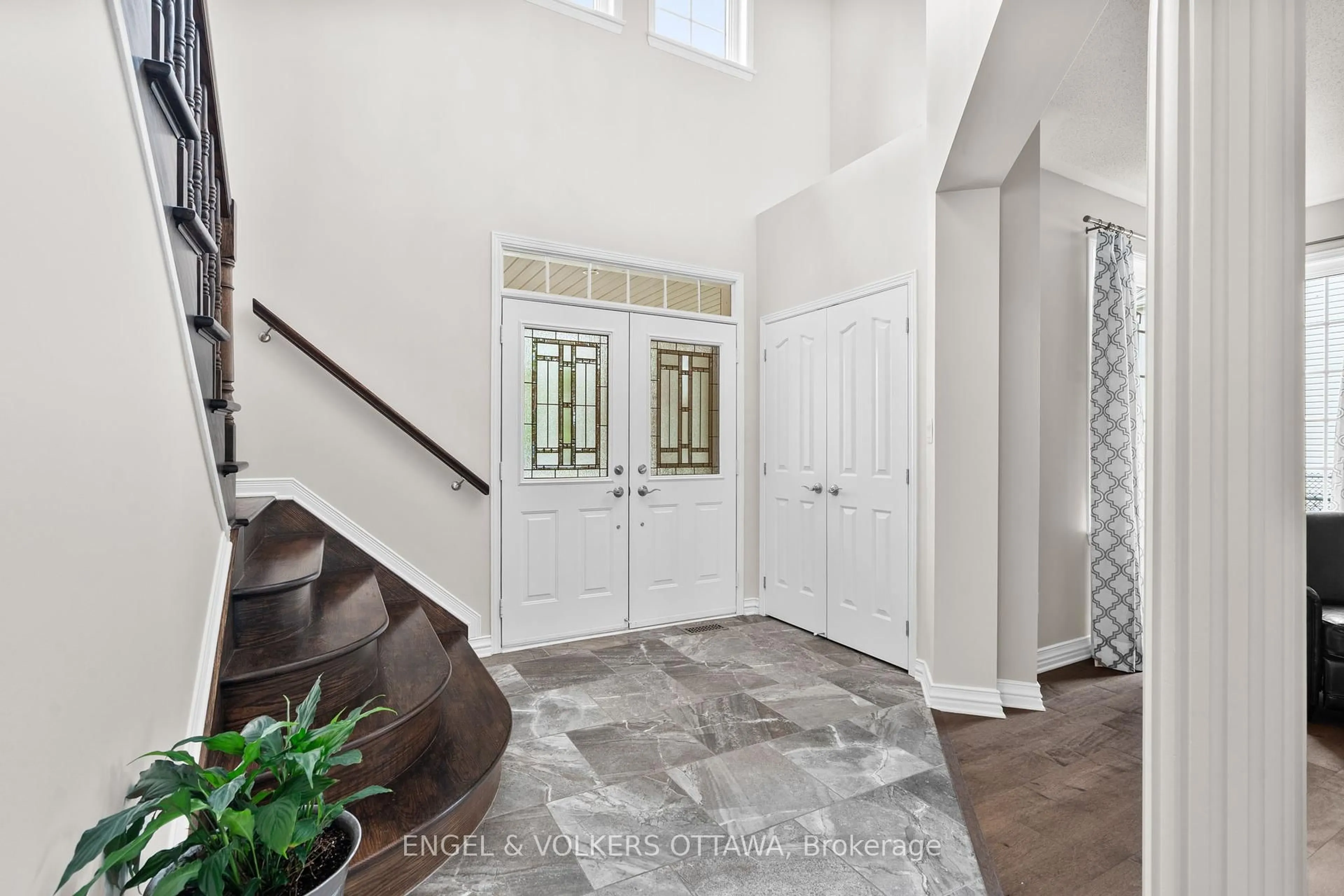 Indoor entryway for 94 Riverstone Dr, Ottawa Ontario K2J 5E3