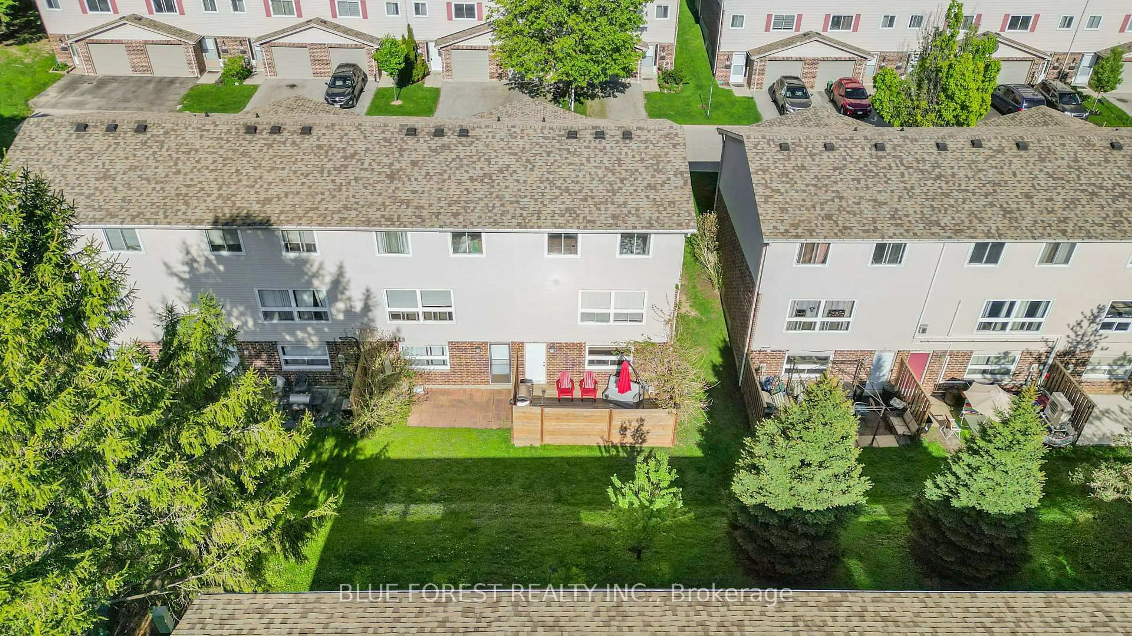 A pic from outside/outdoor area/front of a property/back of a property/a pic from drone, street for 450 Pond Mills Rd #15, London South Ontario N5Z 4X2
