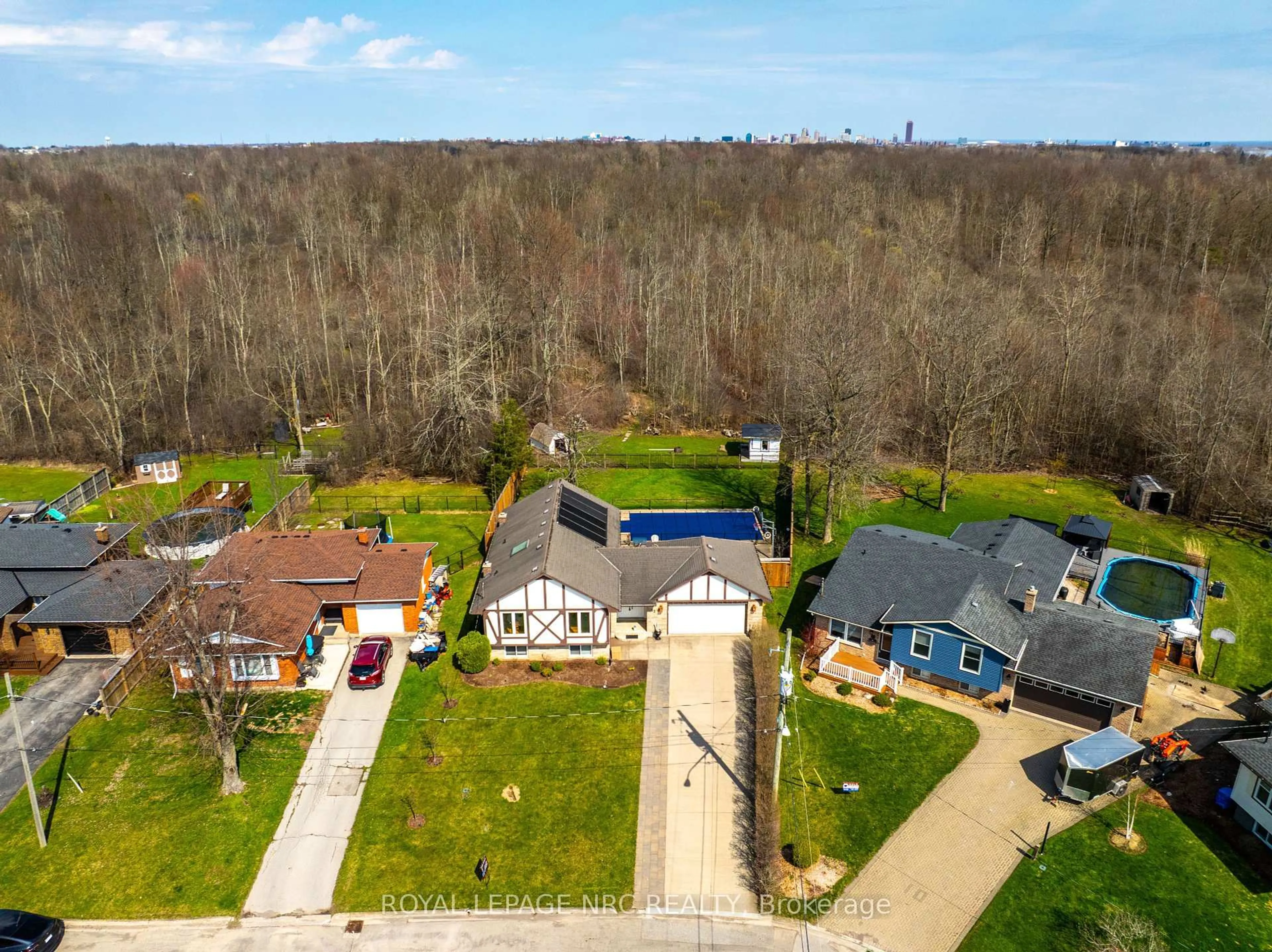 A pic from outside/outdoor area/front of a property/back of a property/a pic from drone, water/lake/river/ocean view for 12 Englewood Crt, Fort Erie Ontario L2A 5X5