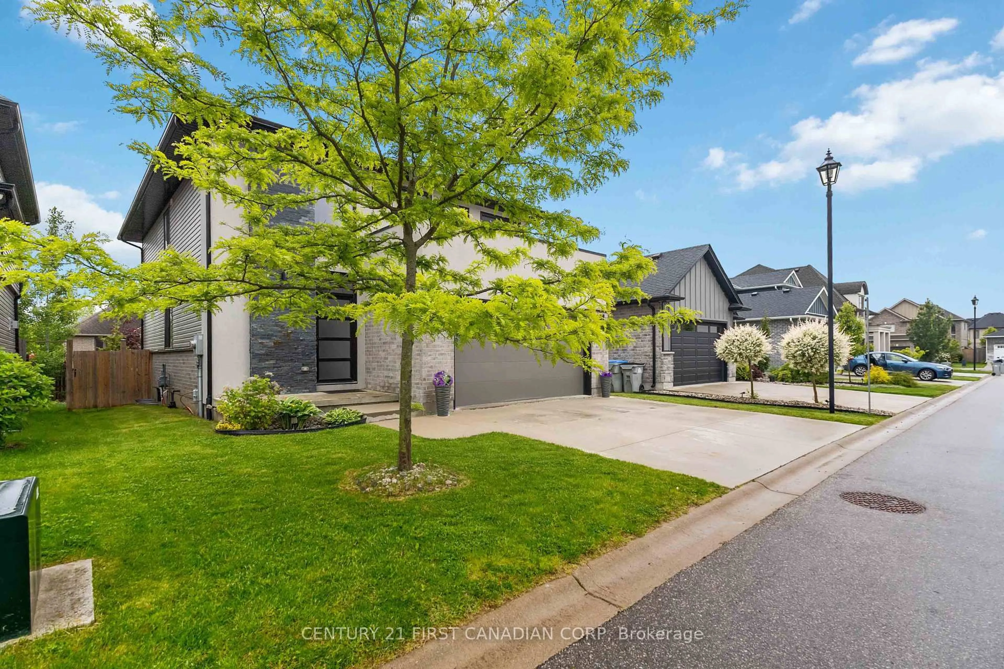 A pic from outside/outdoor area/front of a property/back of a property/a pic from drone, street for 41 Earlscourt Terr #67, Middlesex Centre Ontario N0L 1R0