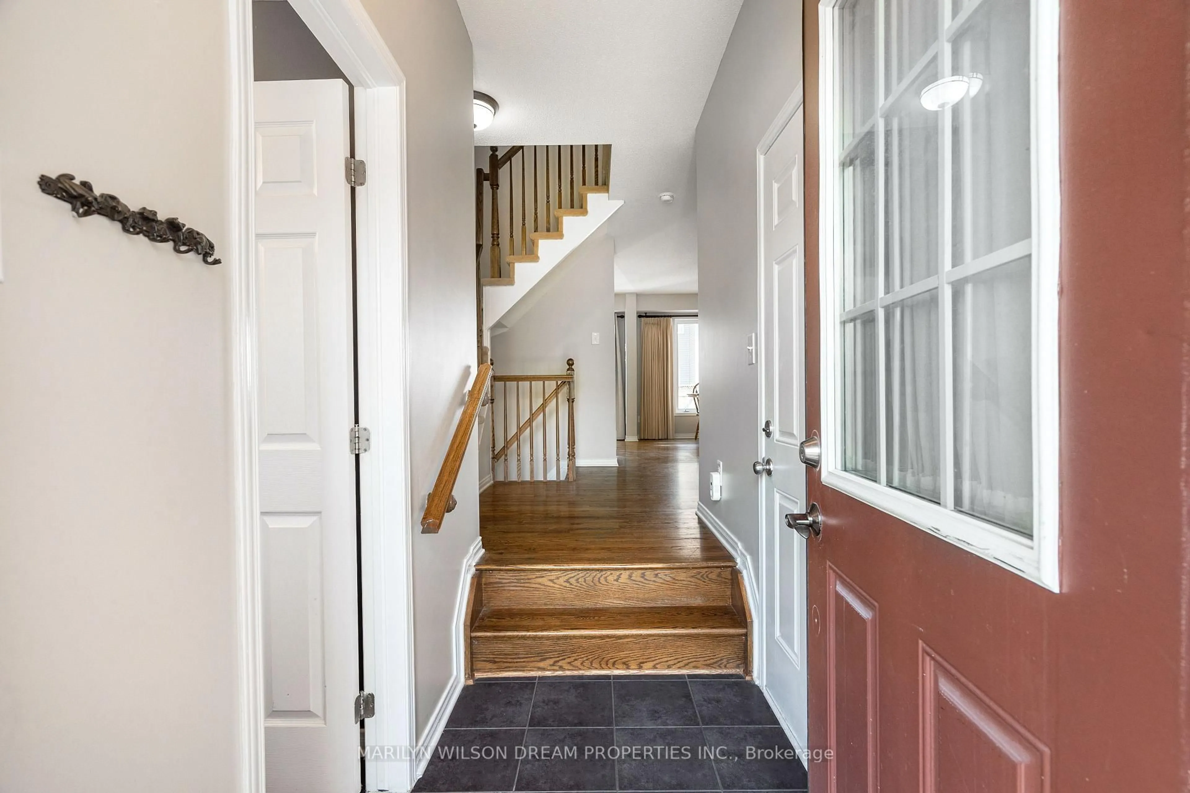 Indoor entryway for 227 Opus St, Ottawa Ontario K2S 0J1