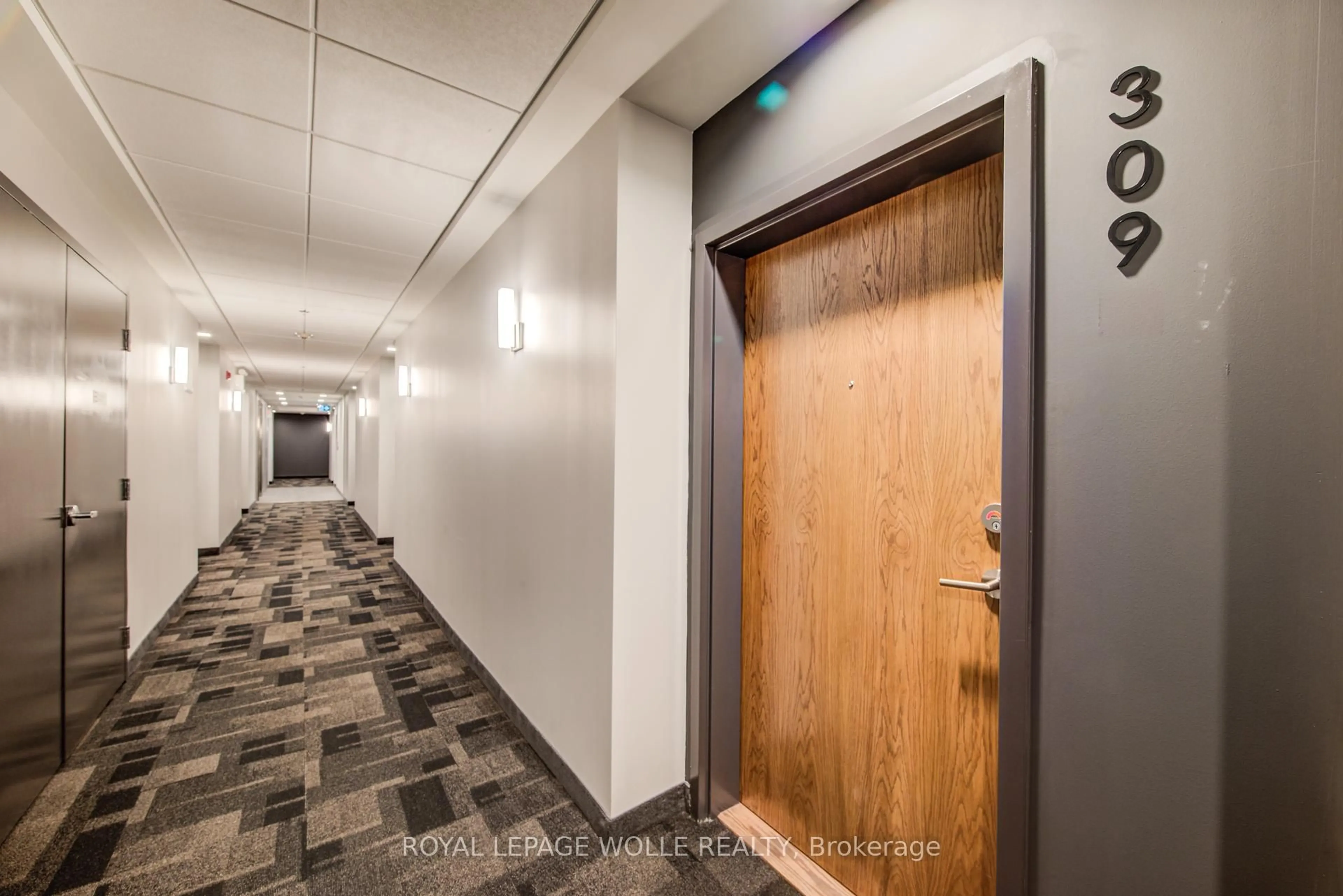 Indoor foyer for 247 Northfield Dr #309, Waterloo Ontario N2K 0H1