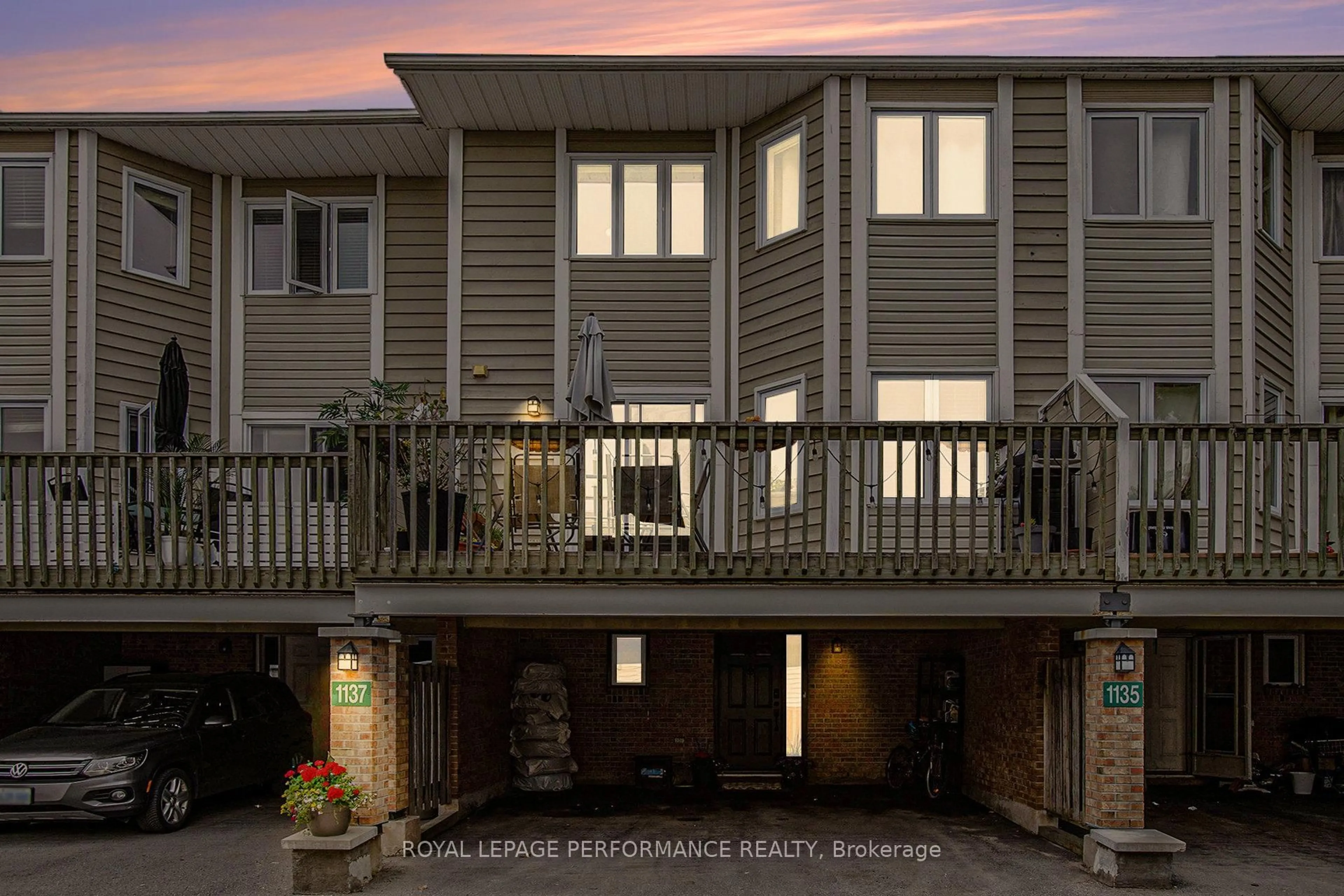Home with vinyl exterior material, building for 1137 Chimney Hill Way, Ottawa Ontario K1J 8Z7