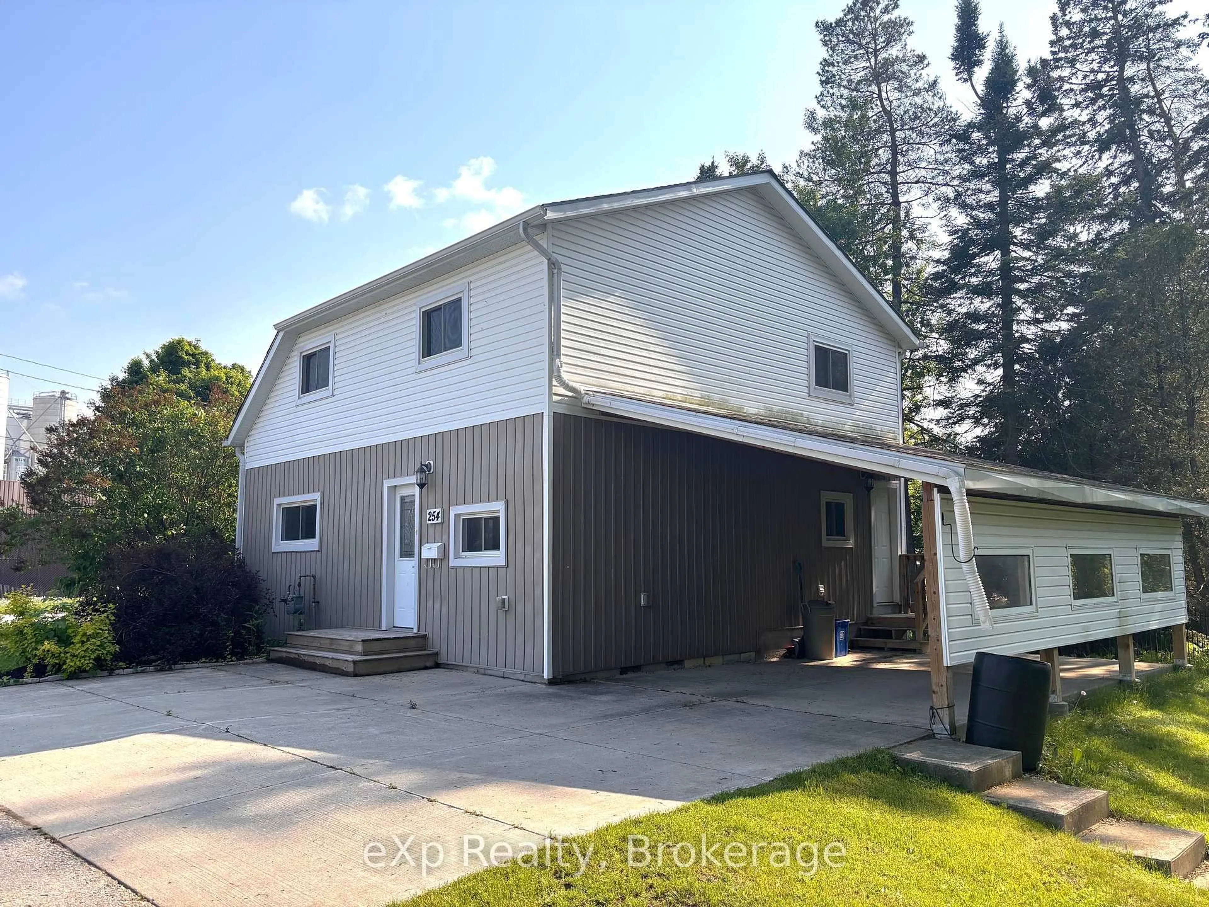 A pic from outside/outdoor area/front of a property/back of a property/a pic from drone, building for 254 16th St, Hanover Ontario N4N 2A7