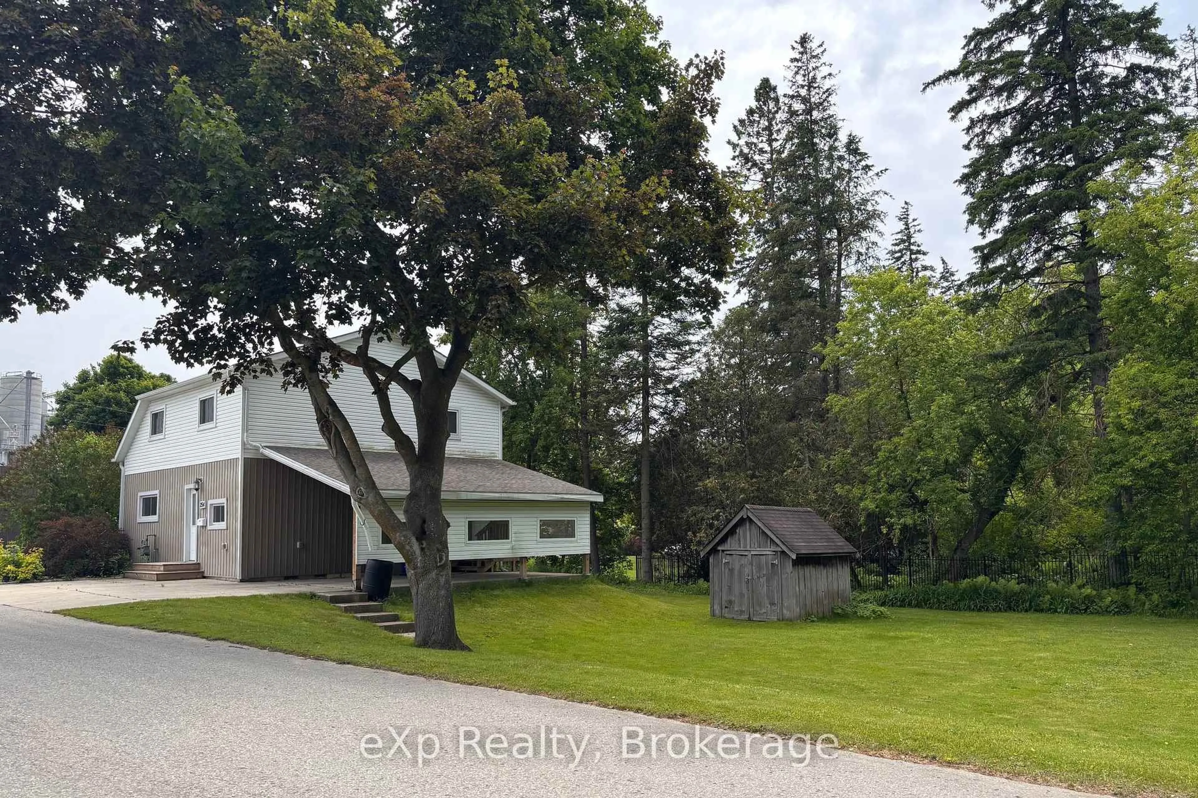 A pic from outside/outdoor area/front of a property/back of a property/a pic from drone, street for 254 16th St, Hanover Ontario N4N 2A7