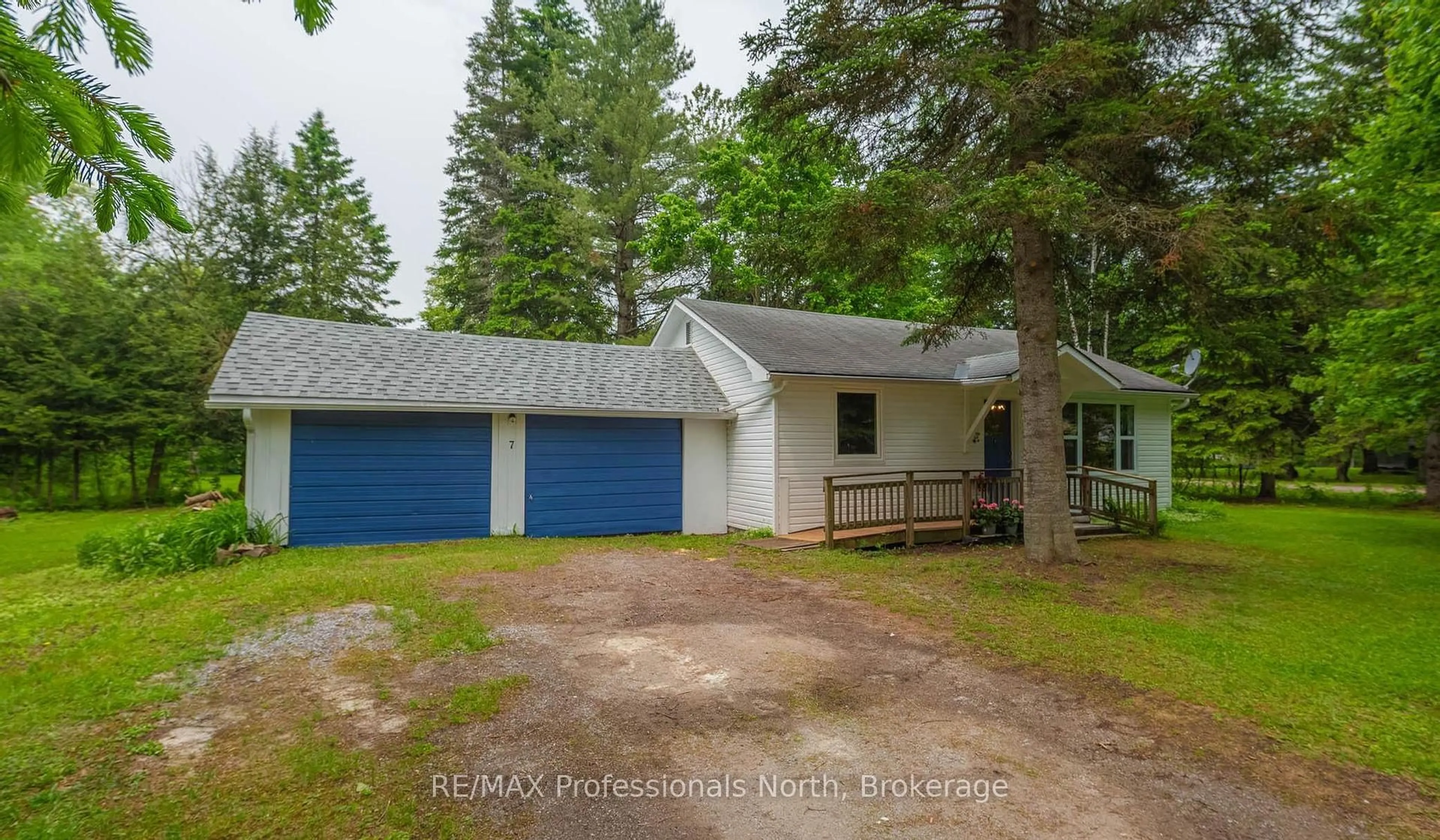 A pic from outside/outdoor area/front of a property/back of a property/a pic from drone, street for 7 Stouffer St, Minden Hills Ontario K0M 2K0
