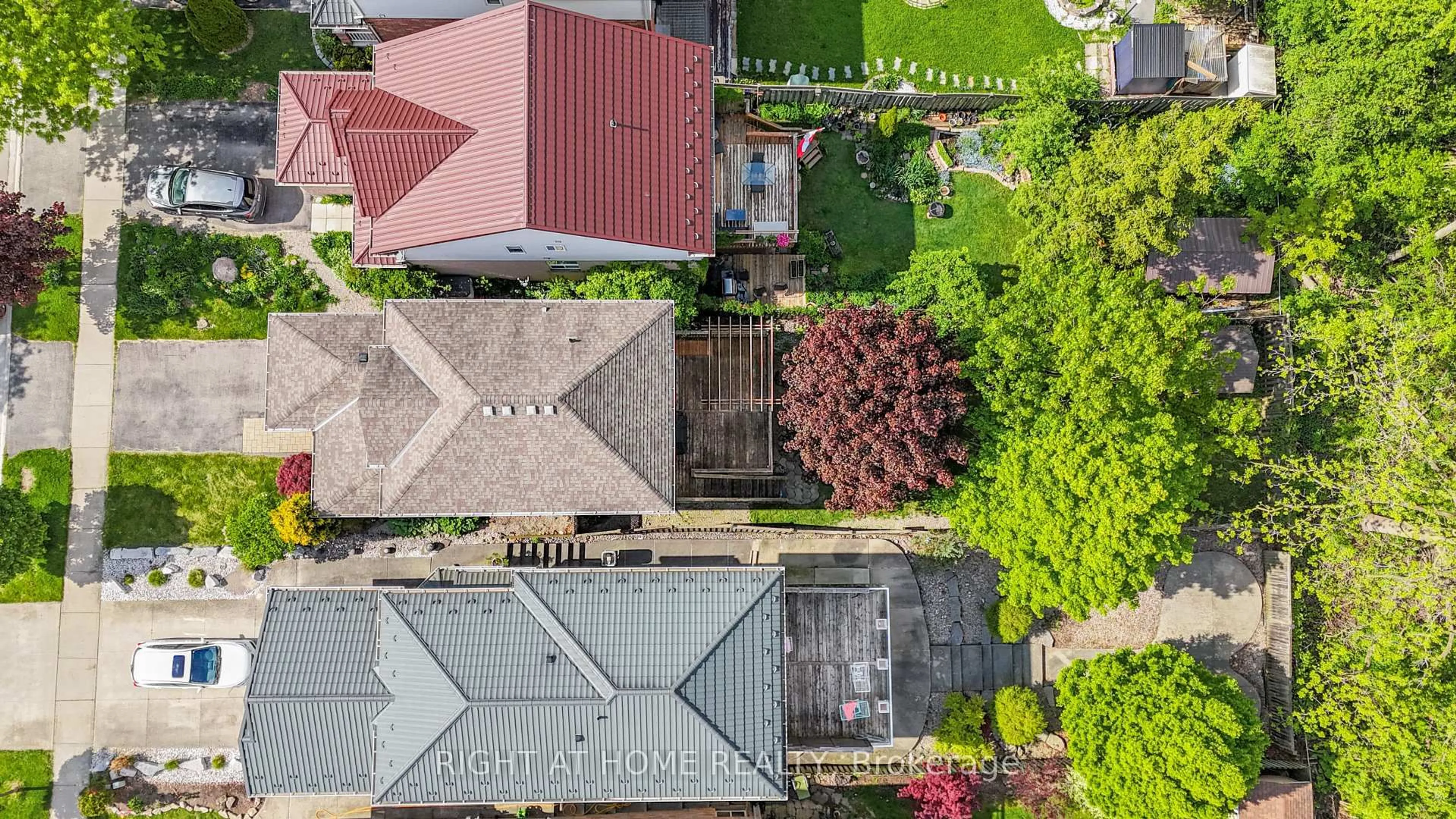 A pic from outside/outdoor area/front of a property/back of a property/a pic from drone, street for 82 Rossmore Crt, London South Ontario N6C 6B8