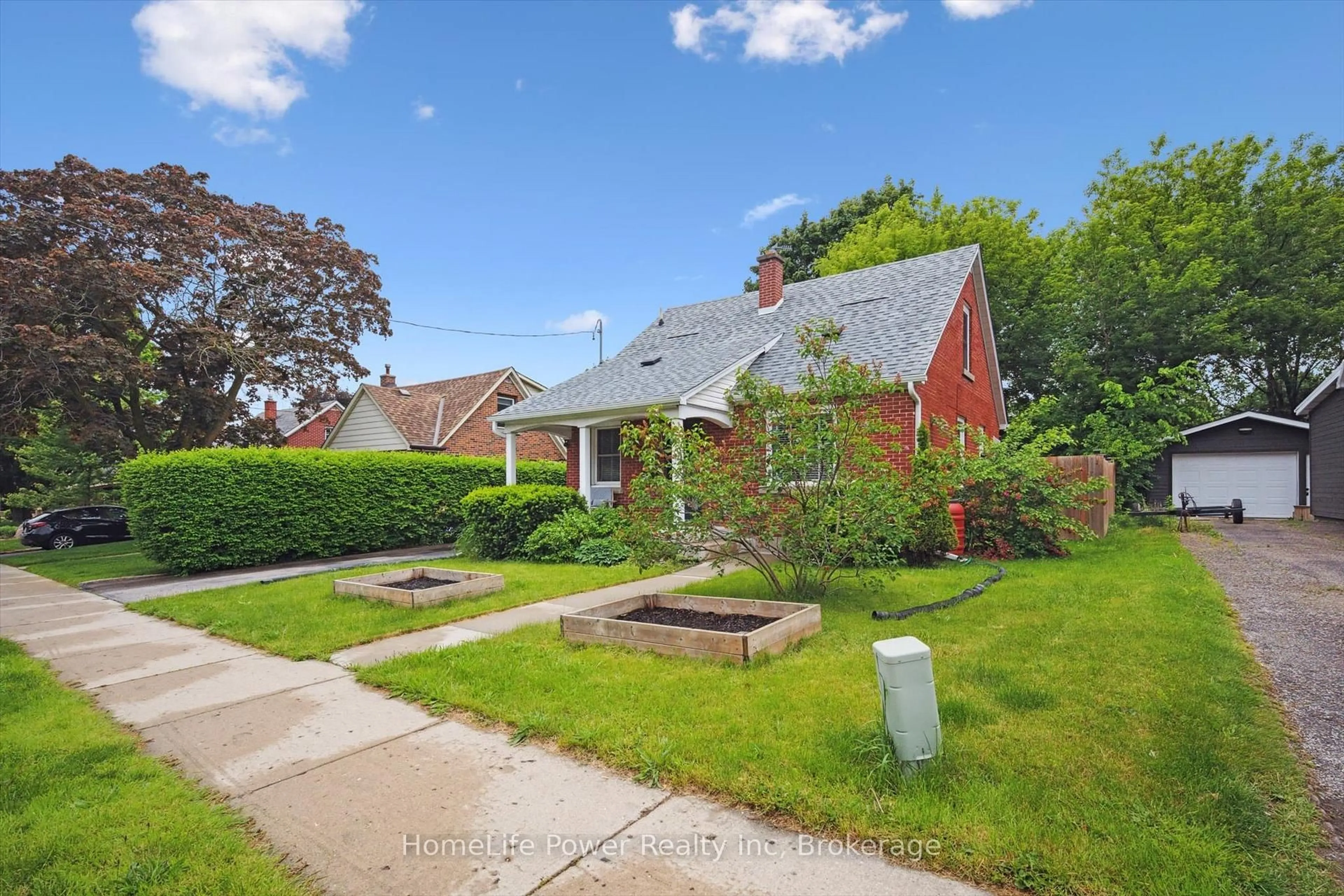 A pic from outside/outdoor area/front of a property/back of a property/a pic from drone, street for 186 Bridgeport Rd, Waterloo Ontario N2J 2K5