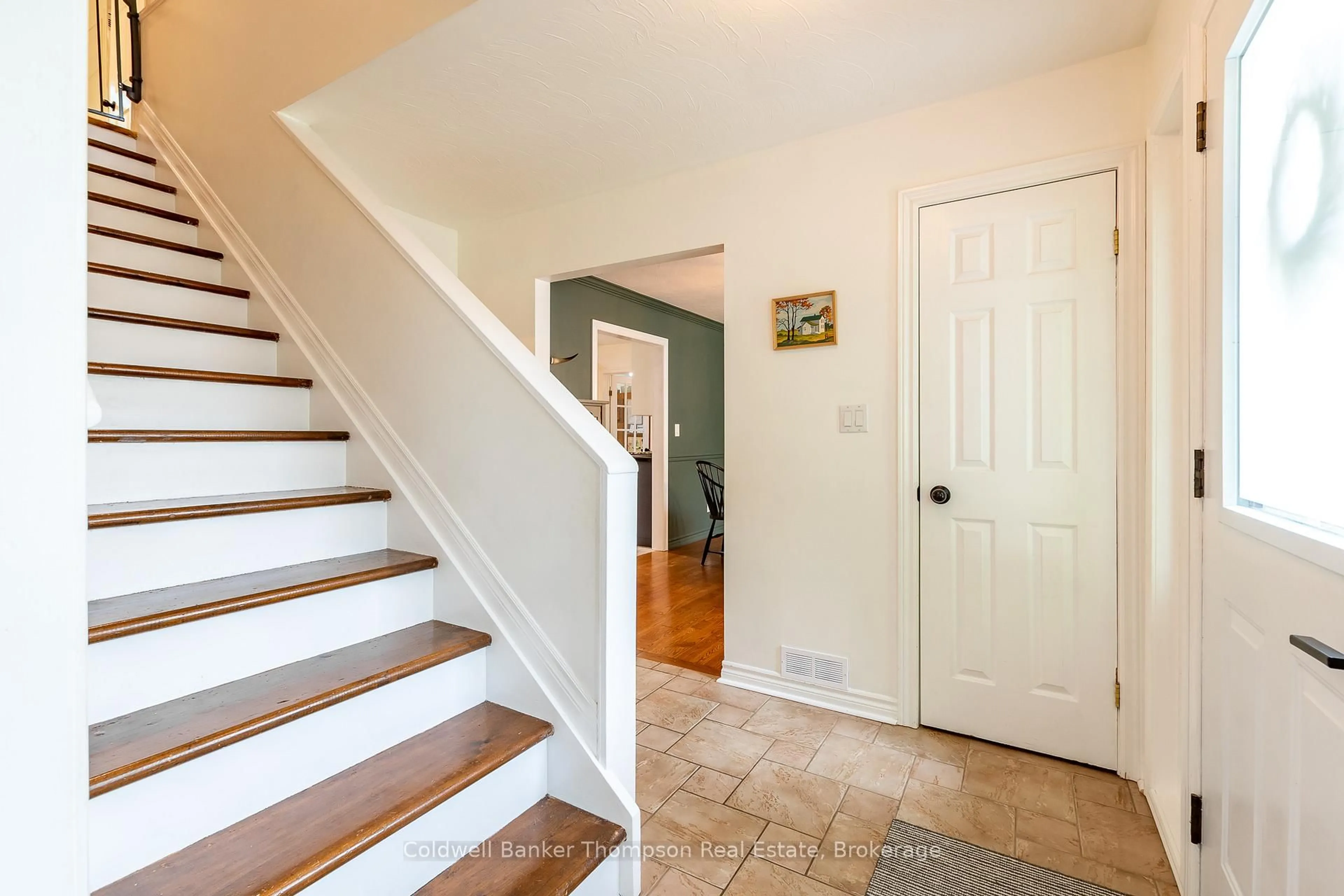 Indoor entryway for 18 Sadler Dr, Bracebridge Ontario P1L 1K5