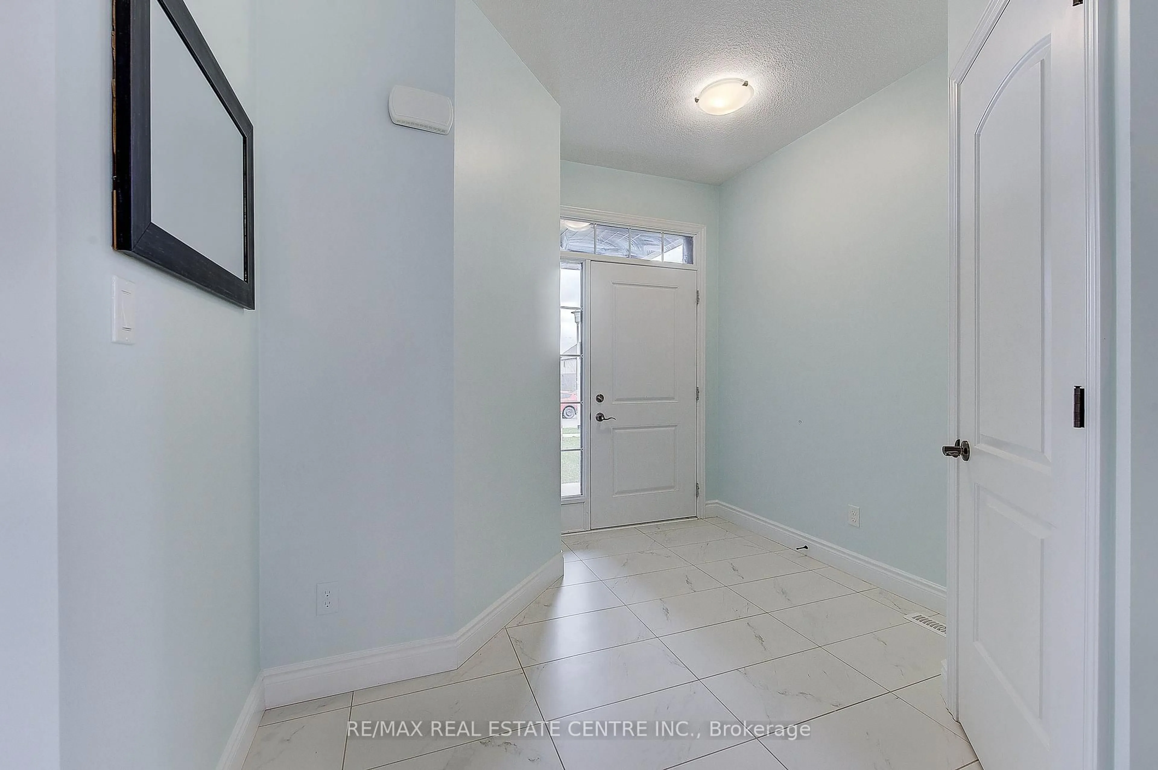 Indoor entryway for 1600 Noah Bend, London North Ontario N6G 0T2