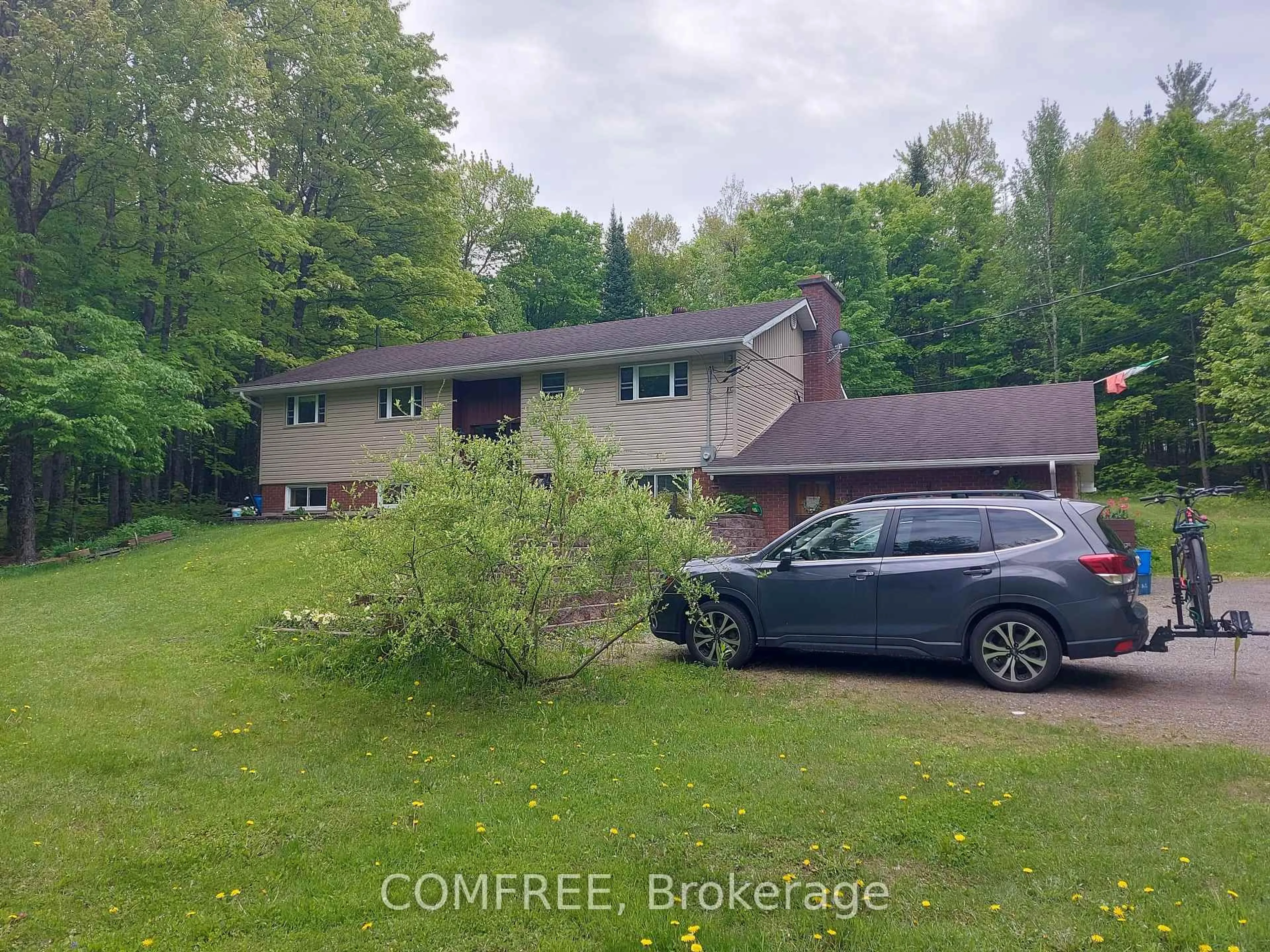 A pic from outside/outdoor area/front of a property/back of a property/a pic from drone, unknown for 1021 Springdale Park Rd, Bracebridge Ontario P1L 1W9