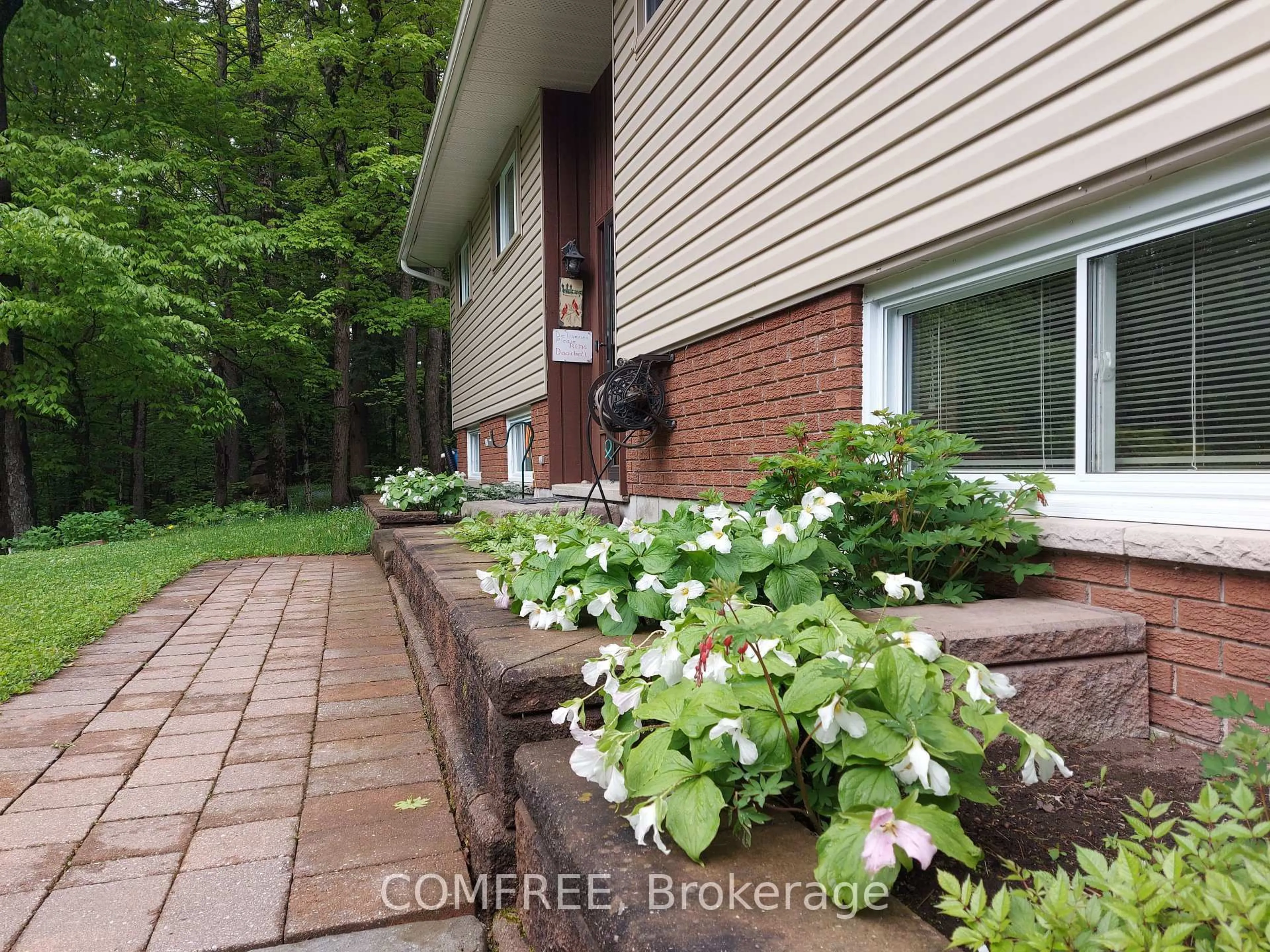 Patio, street for 1021 Springdale Park Rd, Bracebridge Ontario P1L 1W9