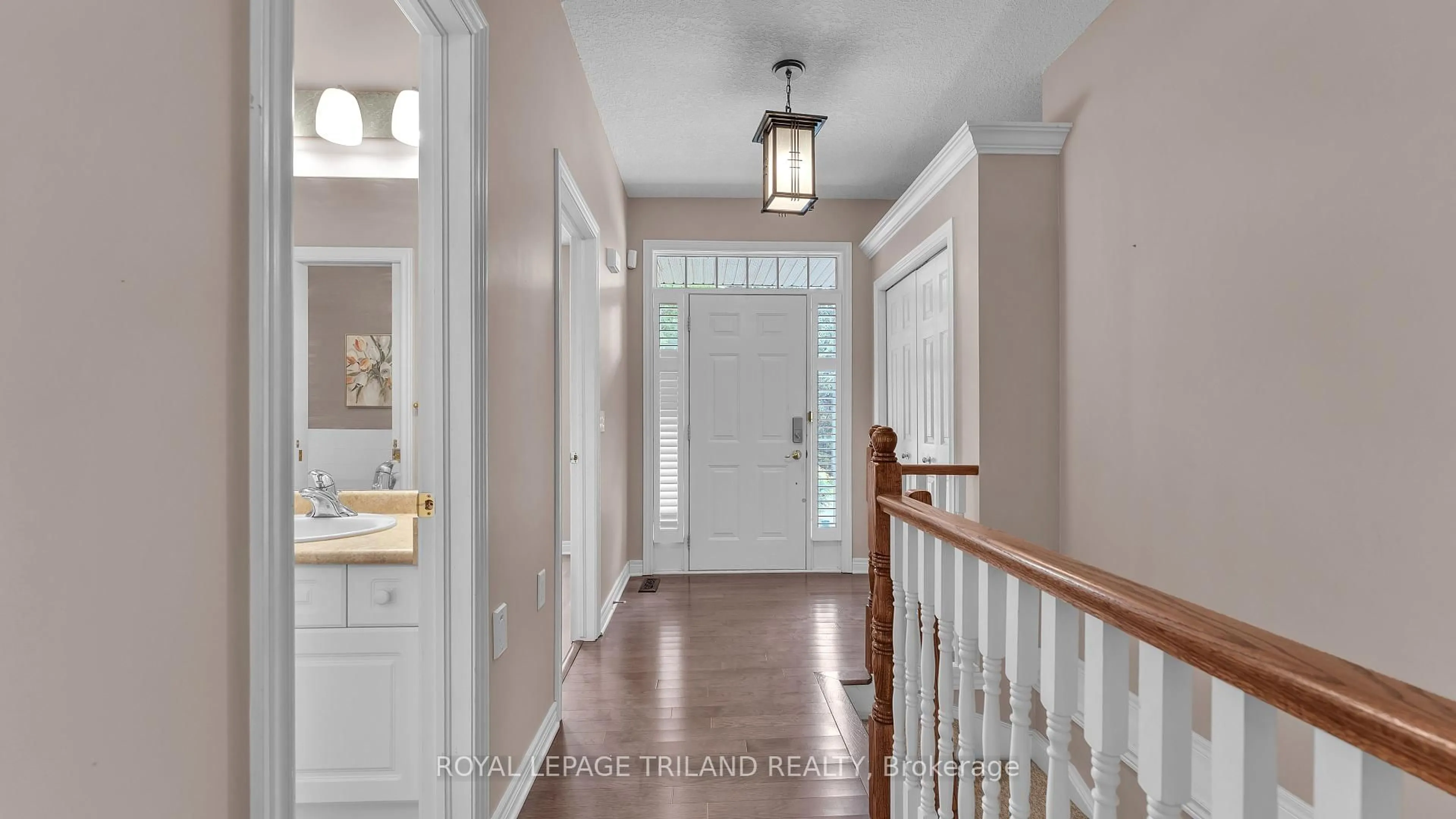 Indoor entryway for 1574 RICHMOND St #28, London North Ontario N6G 5H7