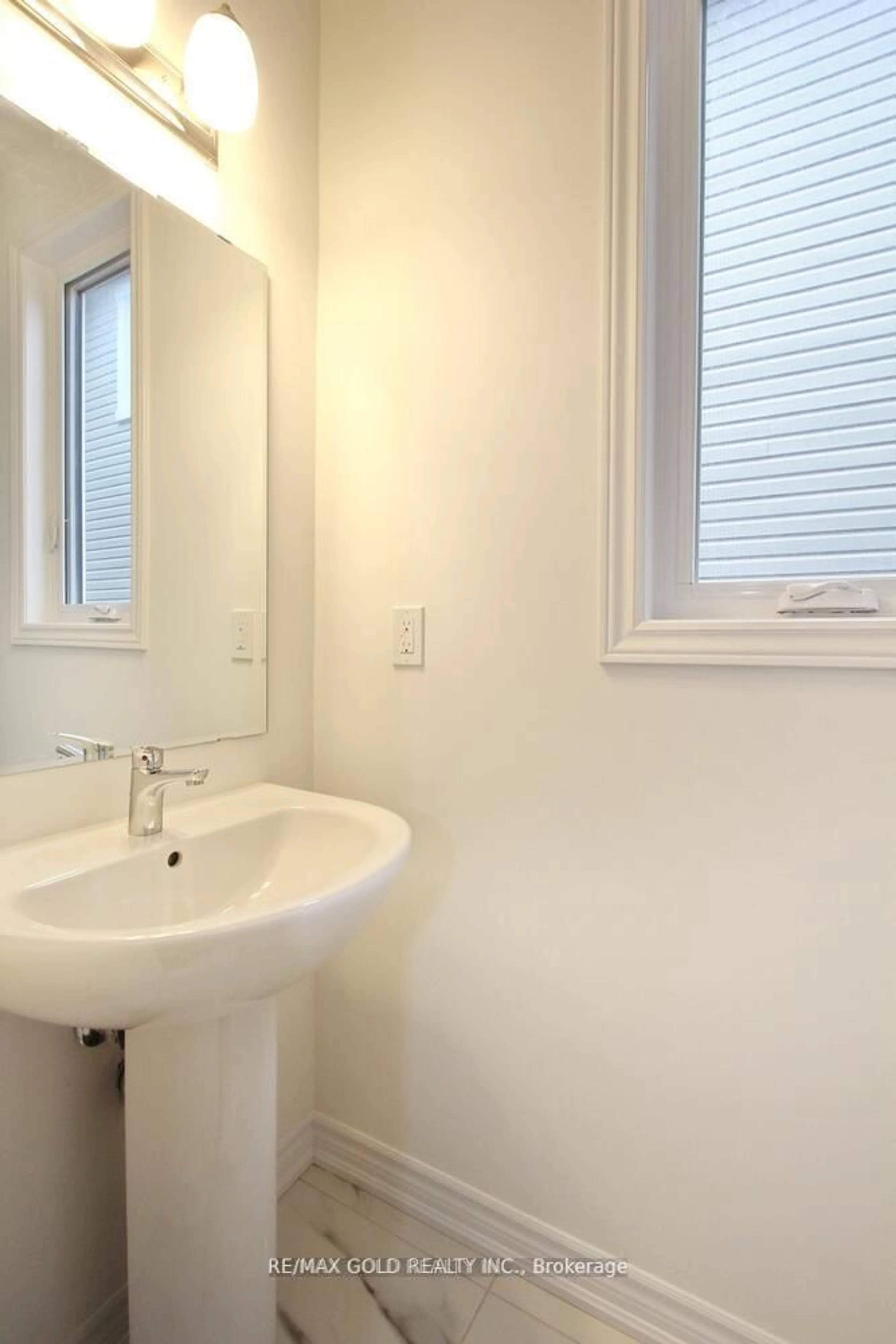 Standard bathroom, unknown for 127 Molozzi St, Erin Ontario N0B 1T0