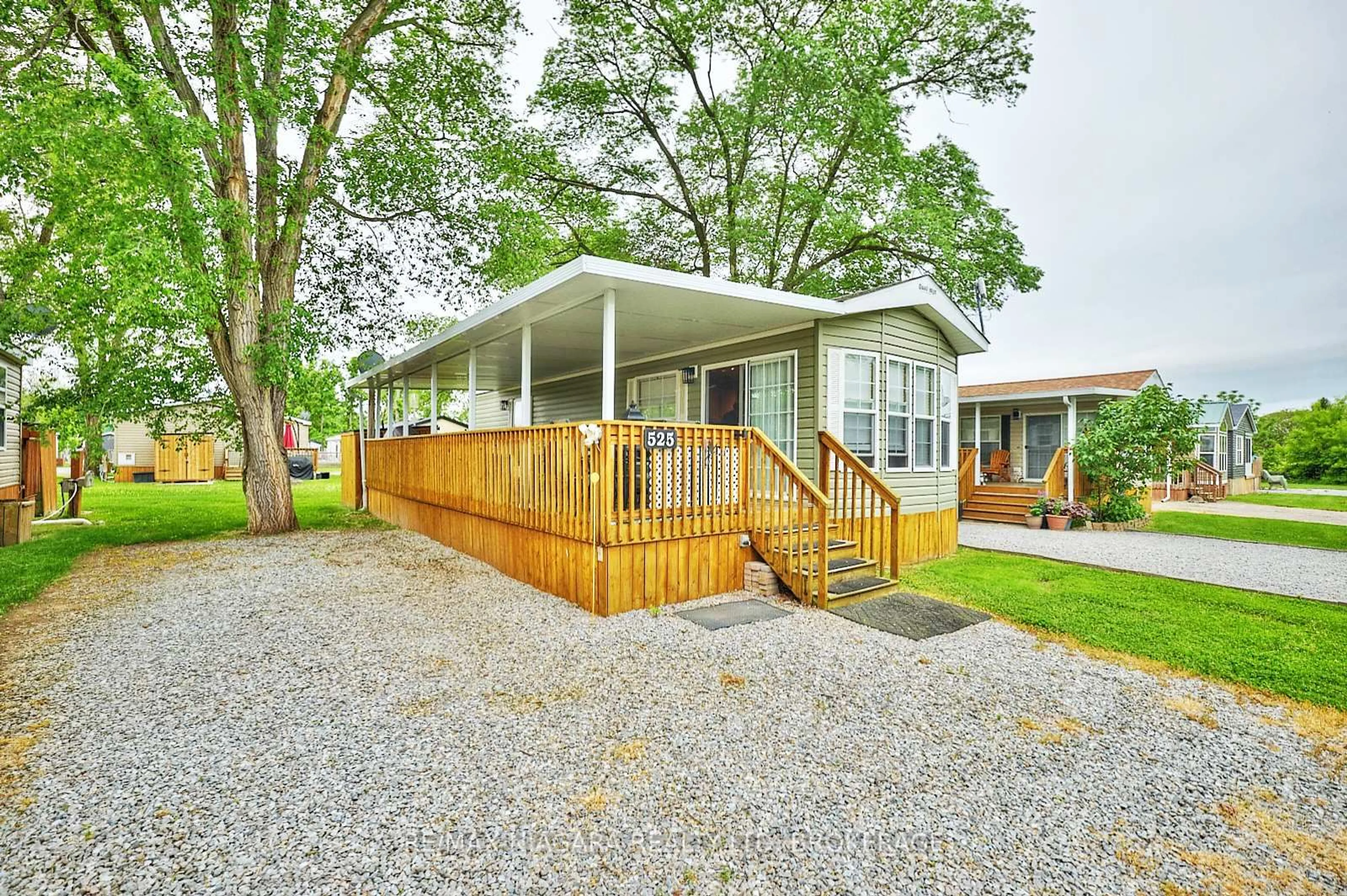 Patio, street for 1501 Line 8 Rd #525, Niagara-on-the-Lake Ontario L0S 1J0