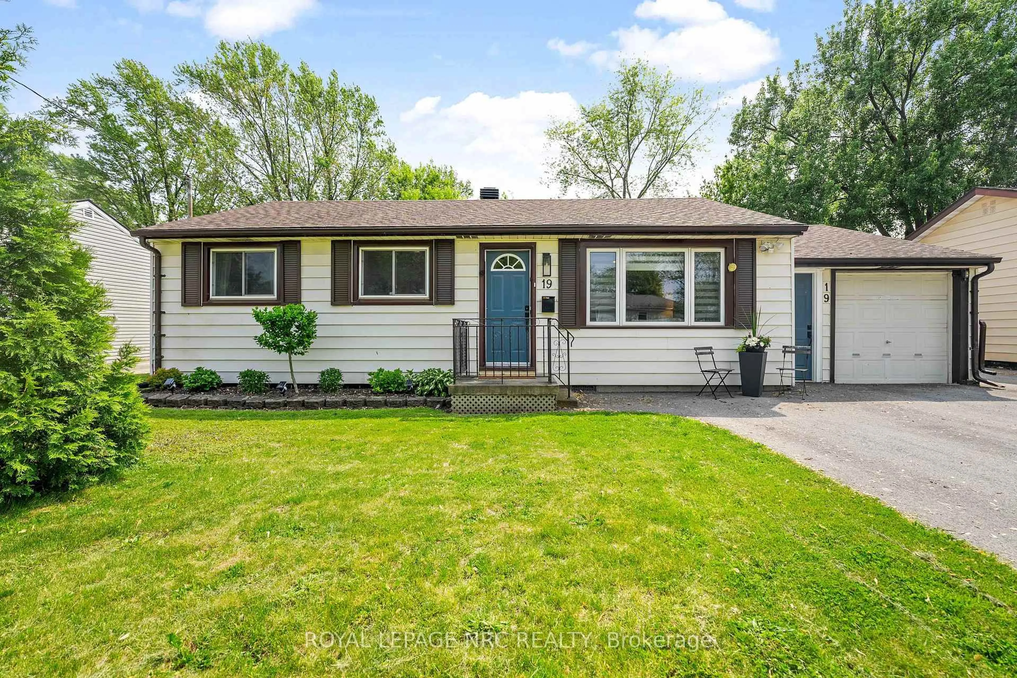 Home with vinyl exterior material, street for 19 VERA St, St. Catharines Ontario L2S 1C3