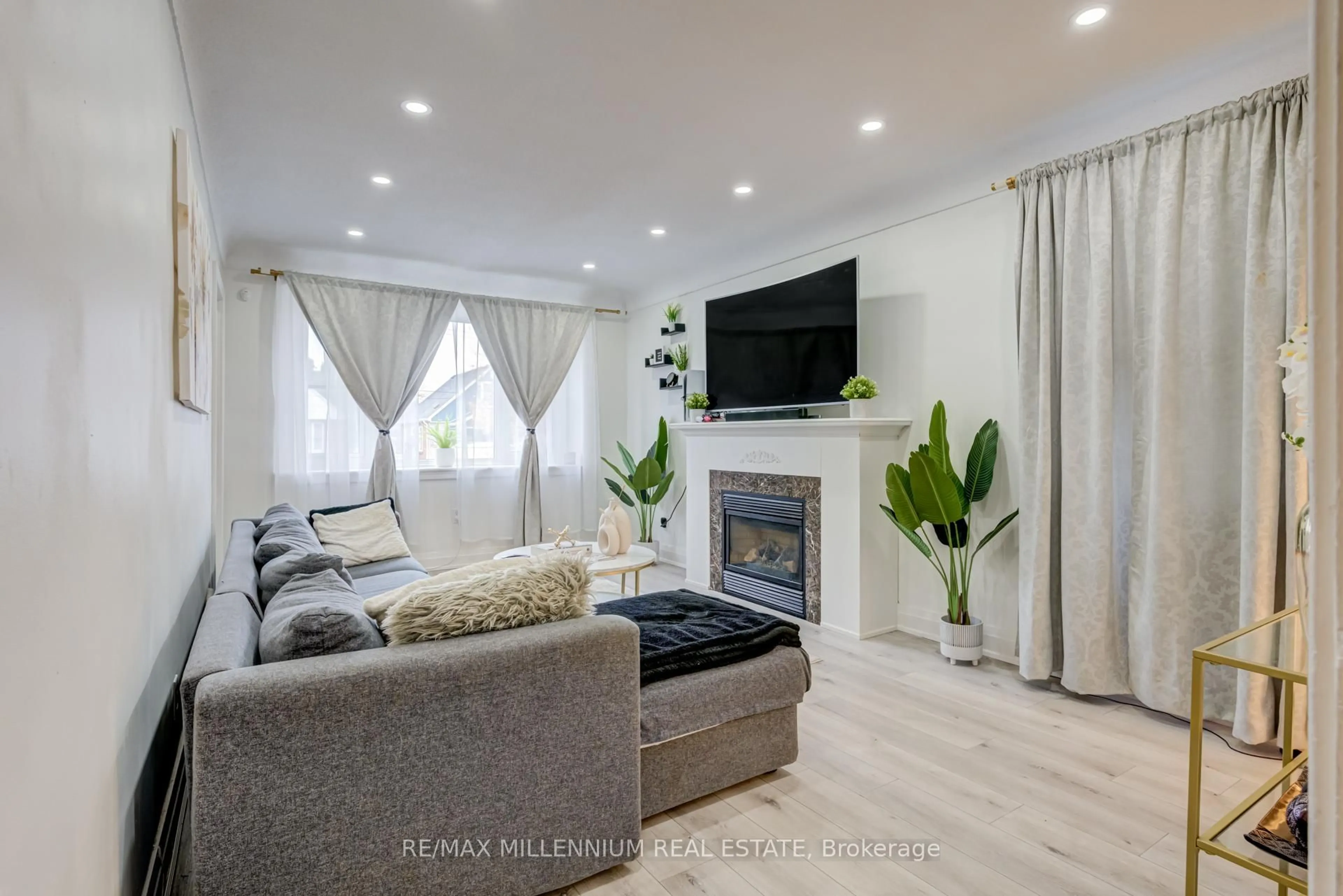 Living room with furniture, unknown for 159 Taylor Ave, Hamilton Ontario L8K 3T1