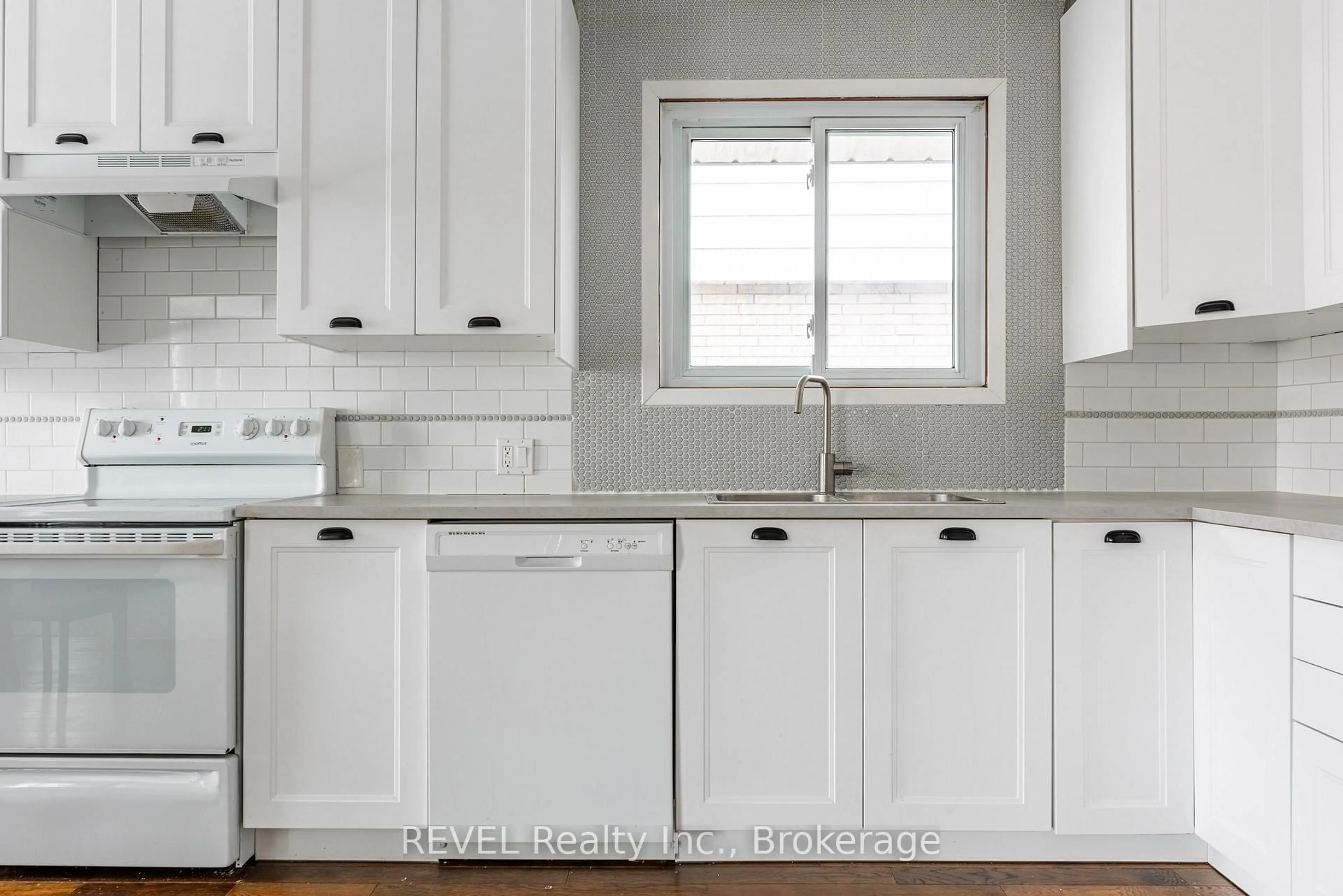 Standard kitchen, unknown for 2 Vera St, St. Catharines Ontario L2S 1C4