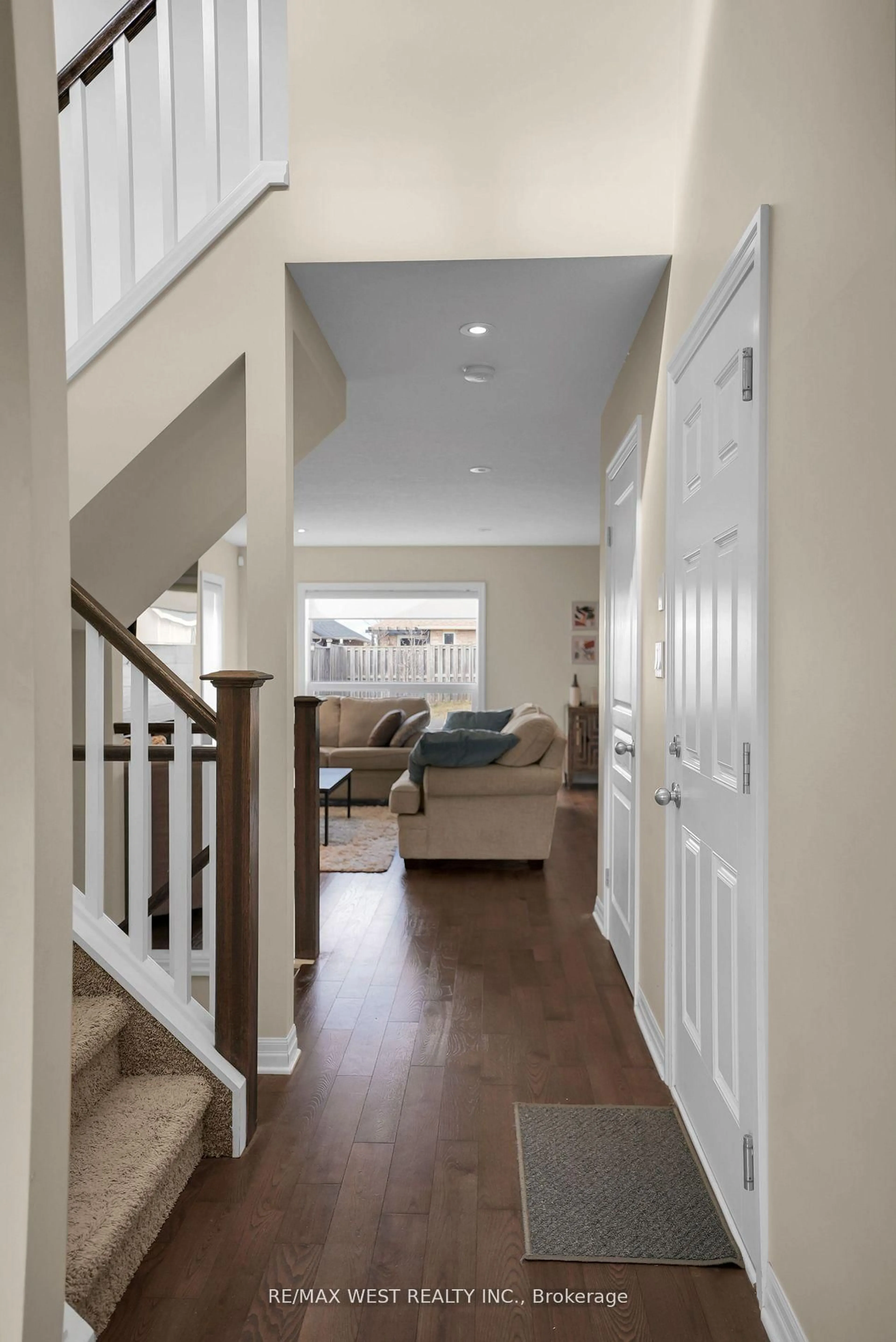 Indoor entryway for 9 Noble Lane, St. Thomas Ontario N5R 5M9