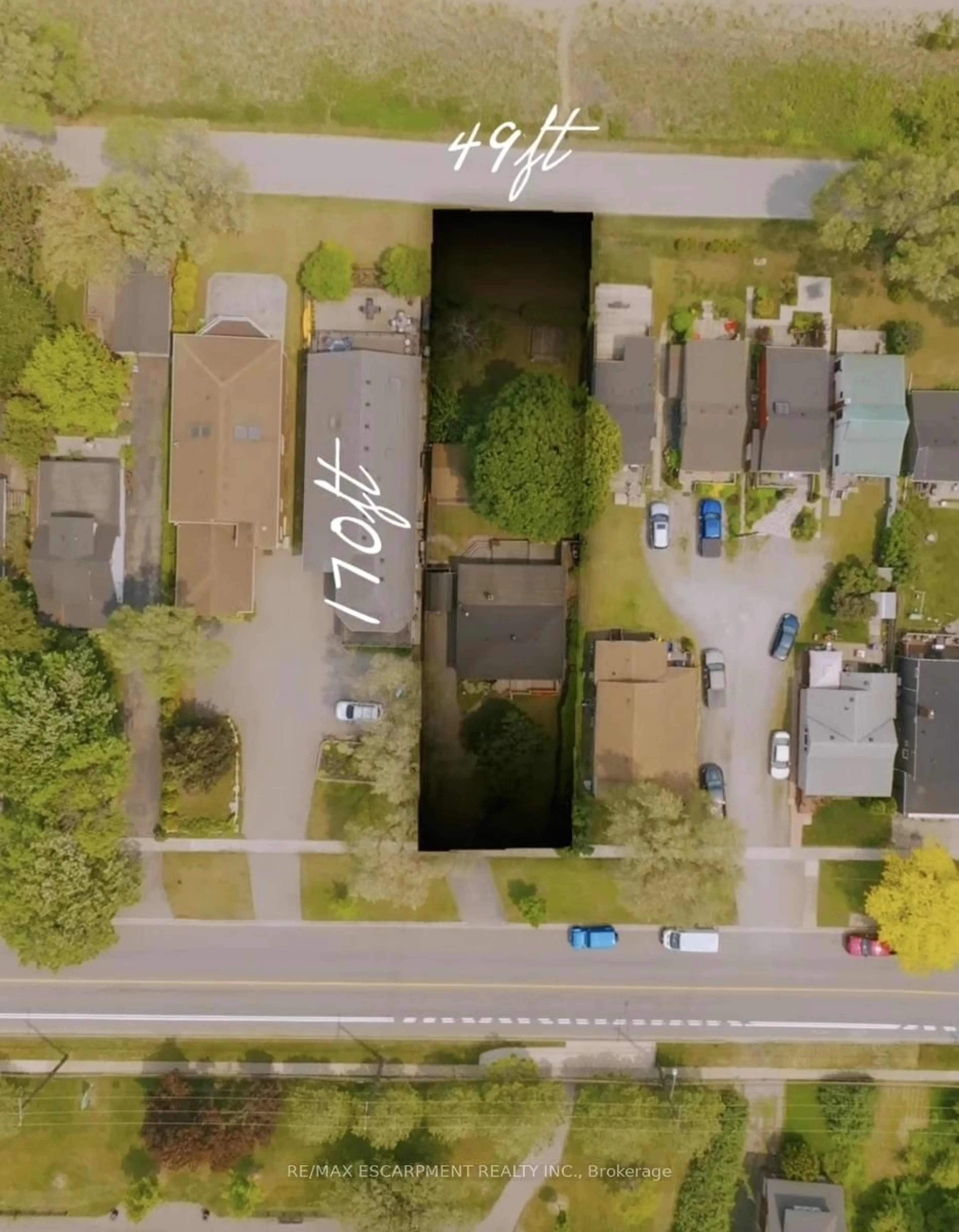A pic from outside/outdoor area/front of a property/back of a property/a pic from drone, street for 115 Beach Blvd, Hamilton Ontario L8H 6V8