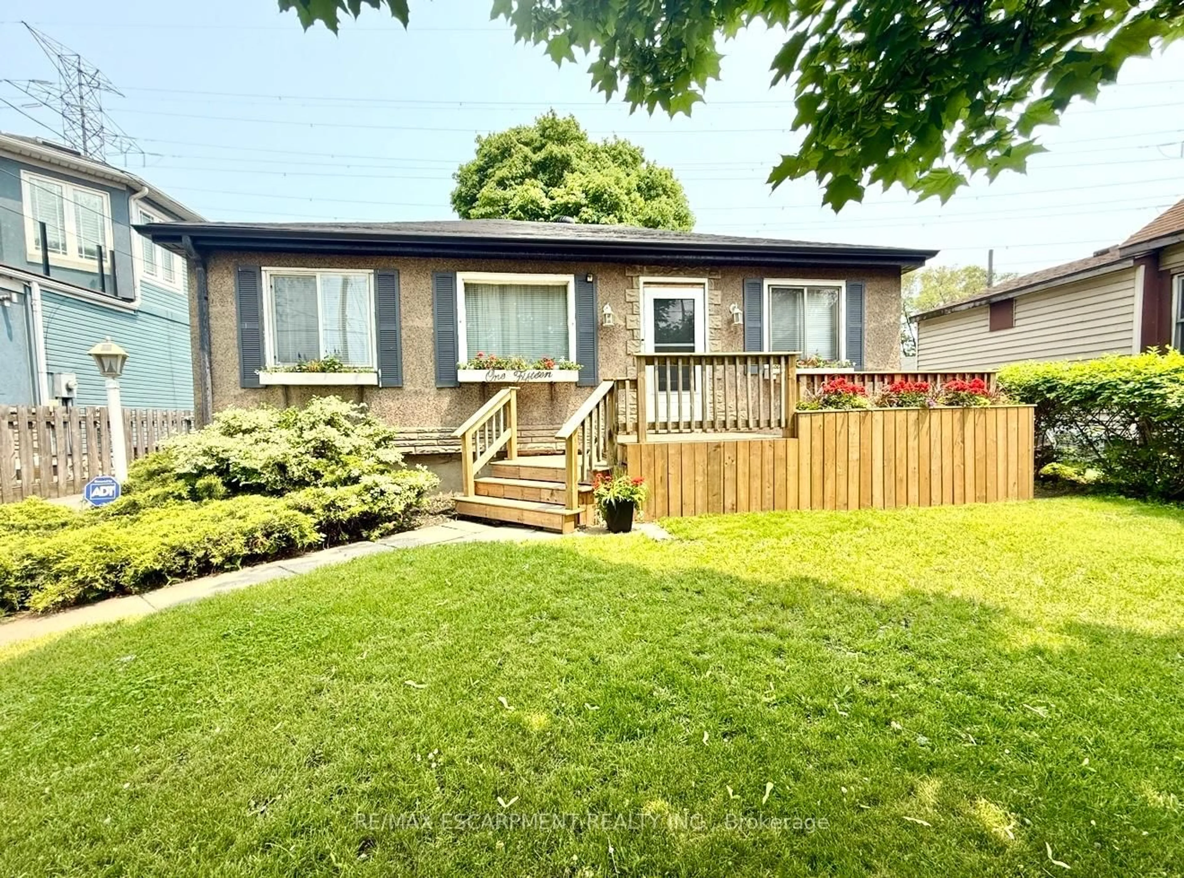 A pic from outside/outdoor area/front of a property/back of a property/a pic from drone, street for 115 Beach Blvd, Hamilton Ontario L8H 6V8