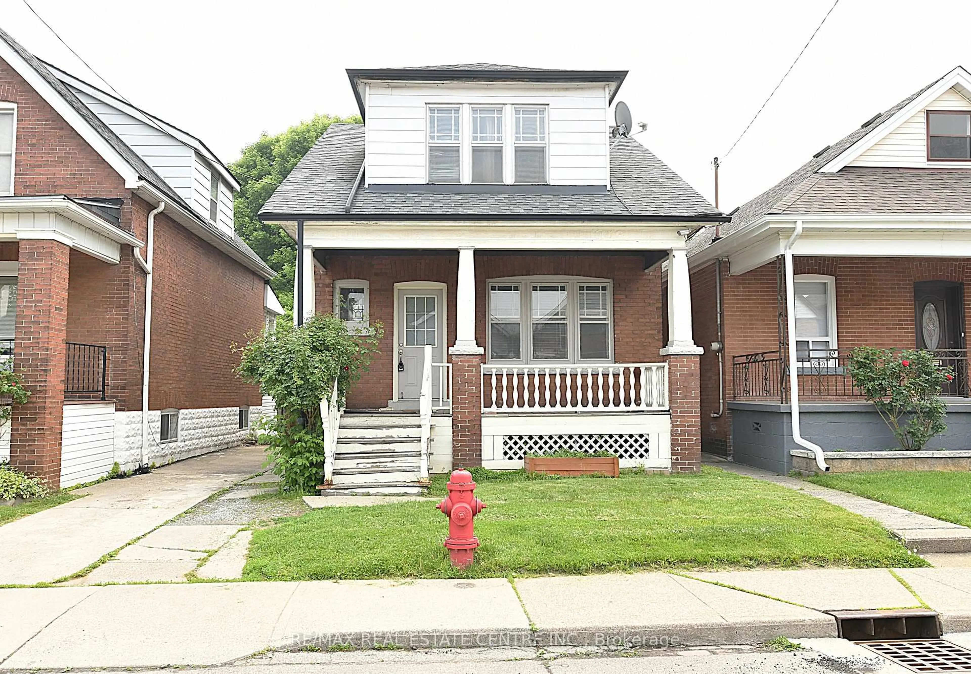 Home with brick exterior material, street for 106 Grosvenor Ave, Hamilton Ontario L8L 7S6